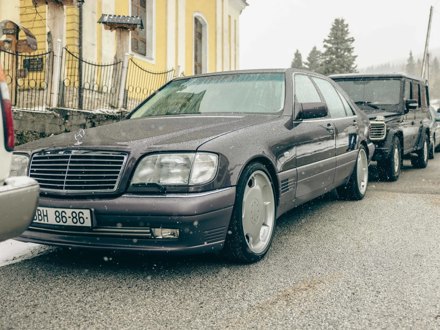 Pri nakrúcaní použili filmári mercedes, ktorý v minulosti skutočne patril M. Černákovi.