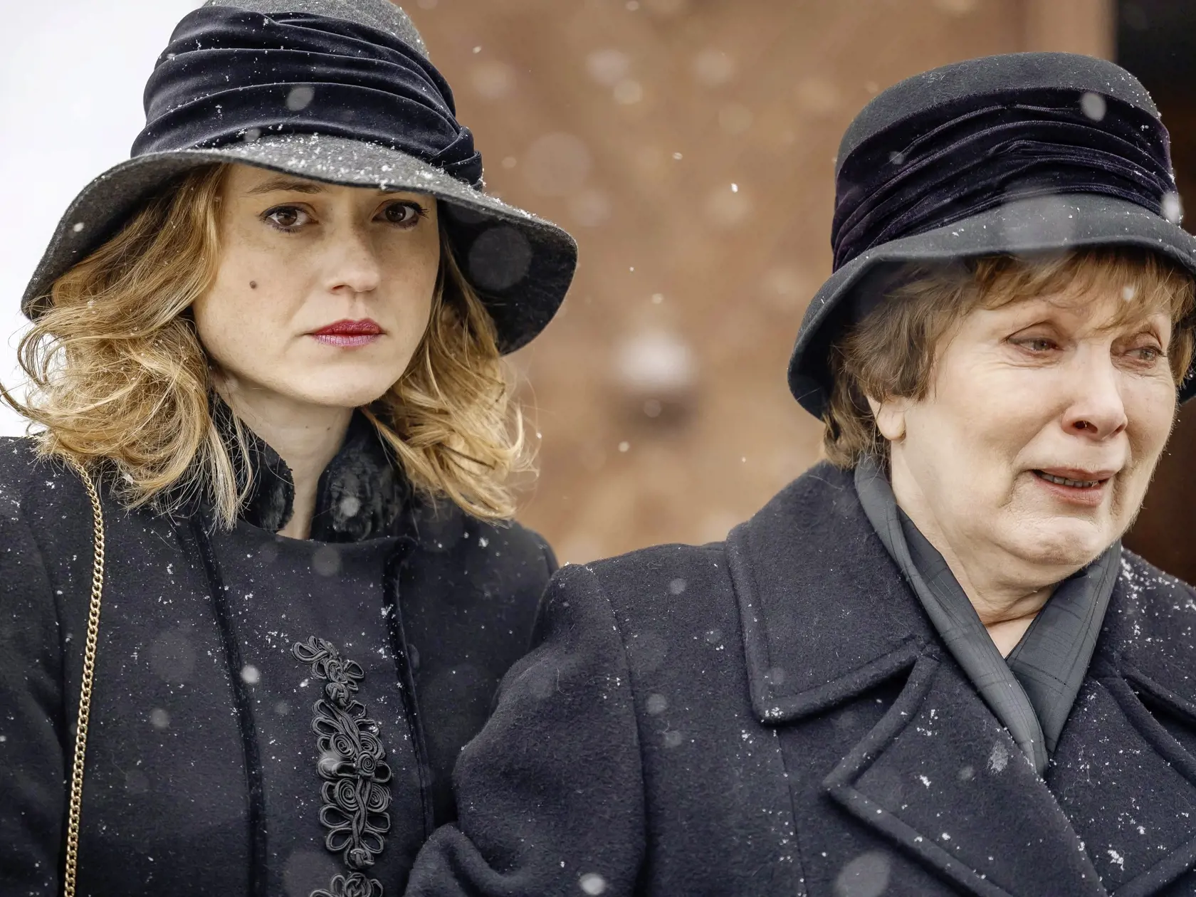 Manželka a matka. Vo filme stvárňujú dôležité ženy v živote mafiána z Telgártu herečky Anna Javorková a Rebeka Poláková.