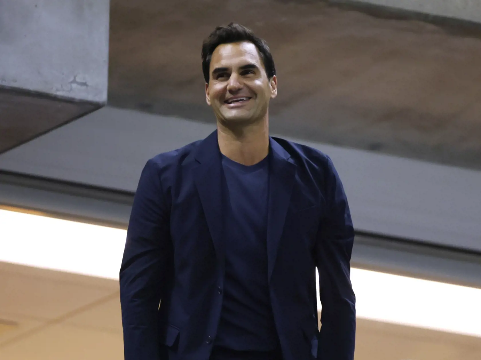 WA 28 New York - Bývalý švajčiarsky tenista Roger Federer zdraví divákov vo štvrťfinále ženskej dvojhry medzi olympijskou víťazkou Čchin-Wen Čeng z Číny a bieloruskou tenistkou Arinou Sobolenkovou na grandslamovom turnaji US Open v New Yorku