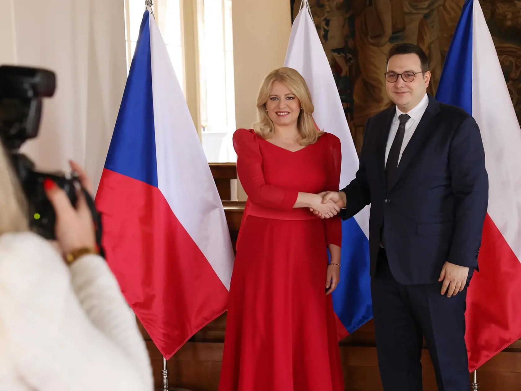 „V historických priestoroch pražského Černínského paláca som dnes prevzala cenu Vision for Europe – Vízia pre Európu, ktorú mi udelil Inštitút pre európsku politiku EUROPEUM a Ústav medzinárodných vzťahov v Prahe,“ pochválila sa Čaputová prostredníctvom sociálnej siete.