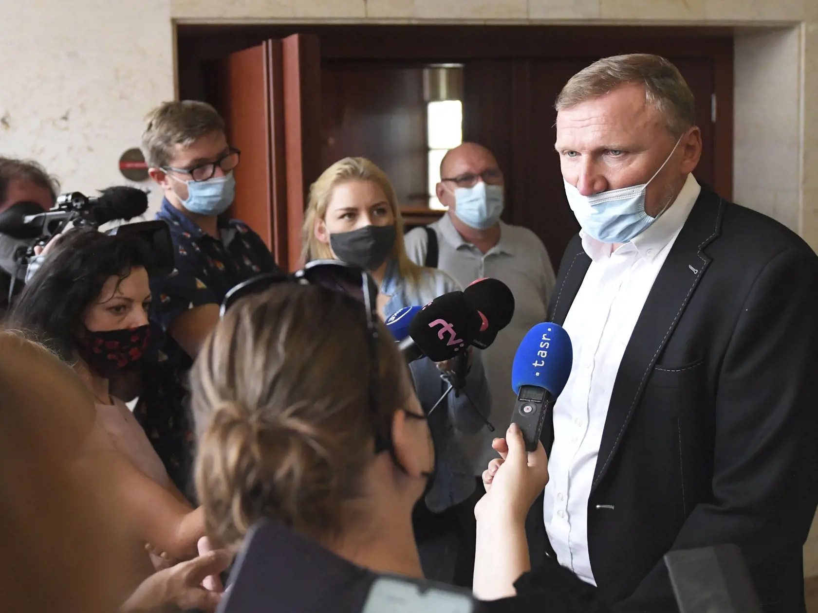 Na snímke vpravo generálny riaditeľ Východoslovenskej vodárenskej spoločnosti (VVS), a. s., Stanislav Hreha počas brífingu po pracovnom stretnutí akcionárov VVS, ktoré zvolalo mesto v Košiciach 24. augusta 2020. FOTO TASR – František Iván