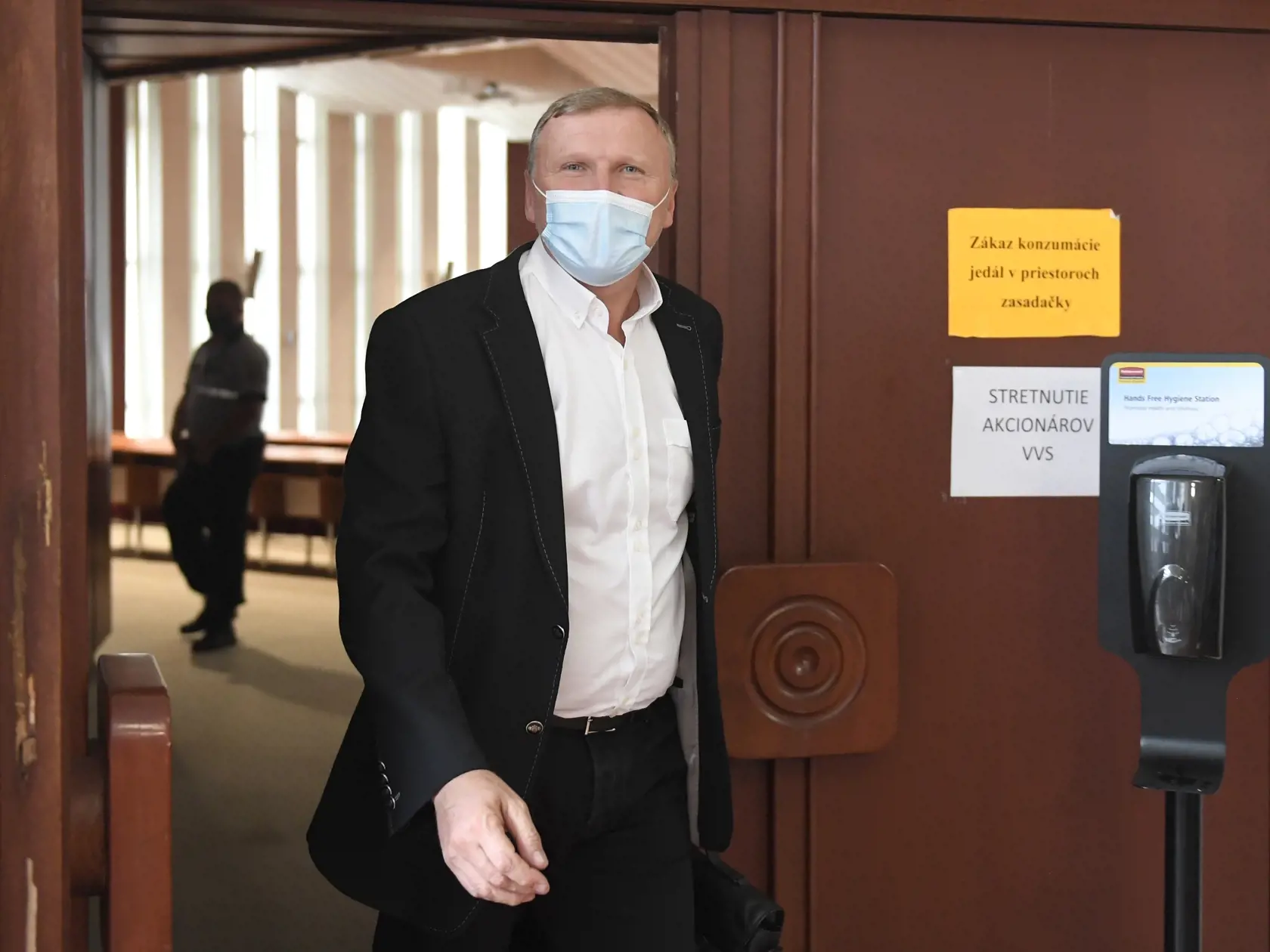 Na snímke generálny riaditeľ Východoslovenskej vodárenskej spoločnosti (VVS), a. s., Stanislav Hreha odchádza po pracovnom stretnutí akcionárov VVS, ktoré zvolalo mesto v Košiciach 24. augusta 2020. FOTO TASR – František Iván