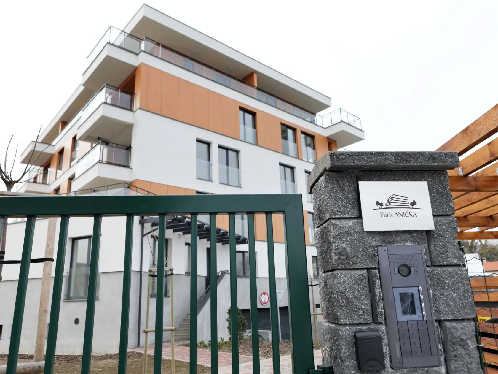 Park Anička: Šéf vodární Hreha len tu vlastní celý obytný dom aj s bytmi. S vodárňami tento rezort spája predaj časti pozemkov pod nimi.
