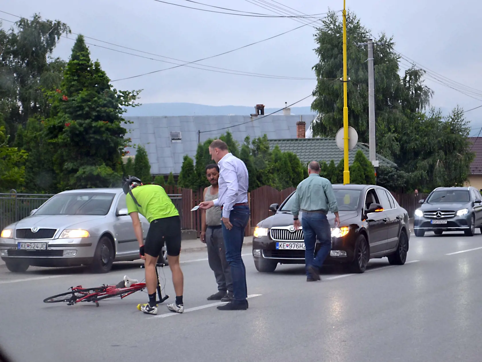 Na majákoch: Generálny riaditeľ východoslovenských vodární Stanislav Hreha so svojím vodičom sa k miestu nehody cyklistu prirútil s modrými majákmi.