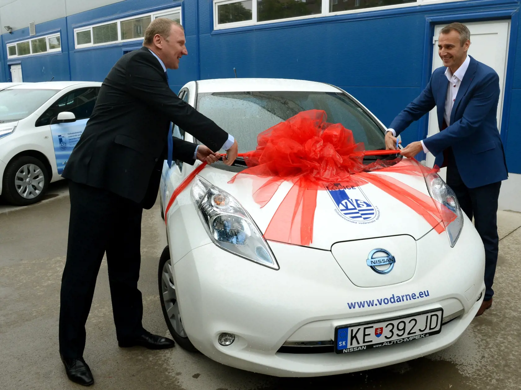 Slávnostné uvedenie prvých 10 elektromobilov na Slovensku vo  Východoslovenskej vodárenskej spoločnosti, a.s.  v Košiciach 2. júna 2014 a slávnostný krst vodou z vodovodu za účasti primátora Košíc Richarda Rašiho (vpravo) a generálneho riaditeľa VVS, a.s. Stanislava Hrehu (vľavo). FOTO TASR - František Iván 