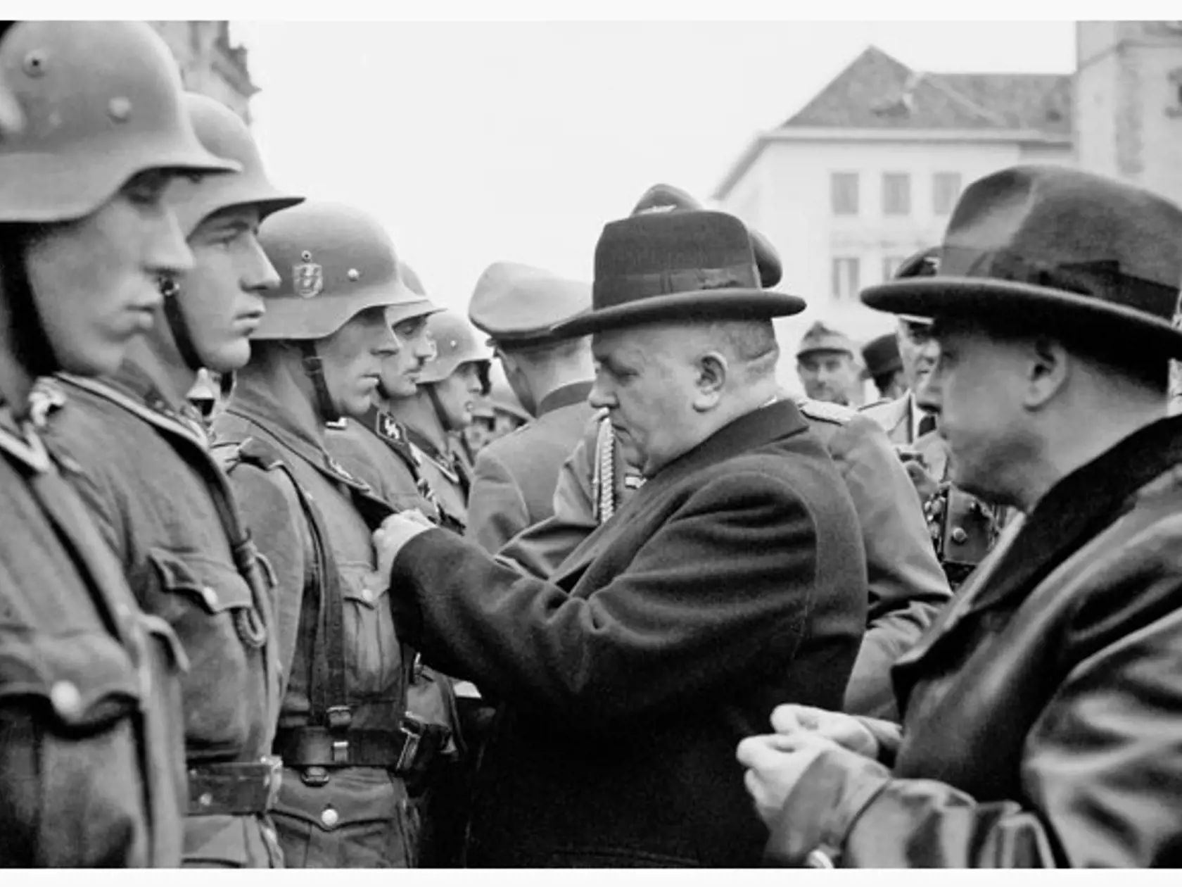 Jozef Tiso 31. októbra 1944 vyznamenáva nemeckých vojakov, ktorí potlačili povstanie. Bojov sa zúčastnila i Dirlewangerova brigáda.