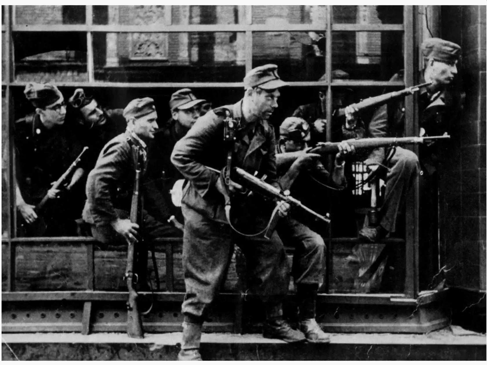 Najznámejšia fotografia Dirlewangerovho komanda. Príslušníci SS pripravení zaútočiť na pozície povstalcov vo Varšave, leto 1944.