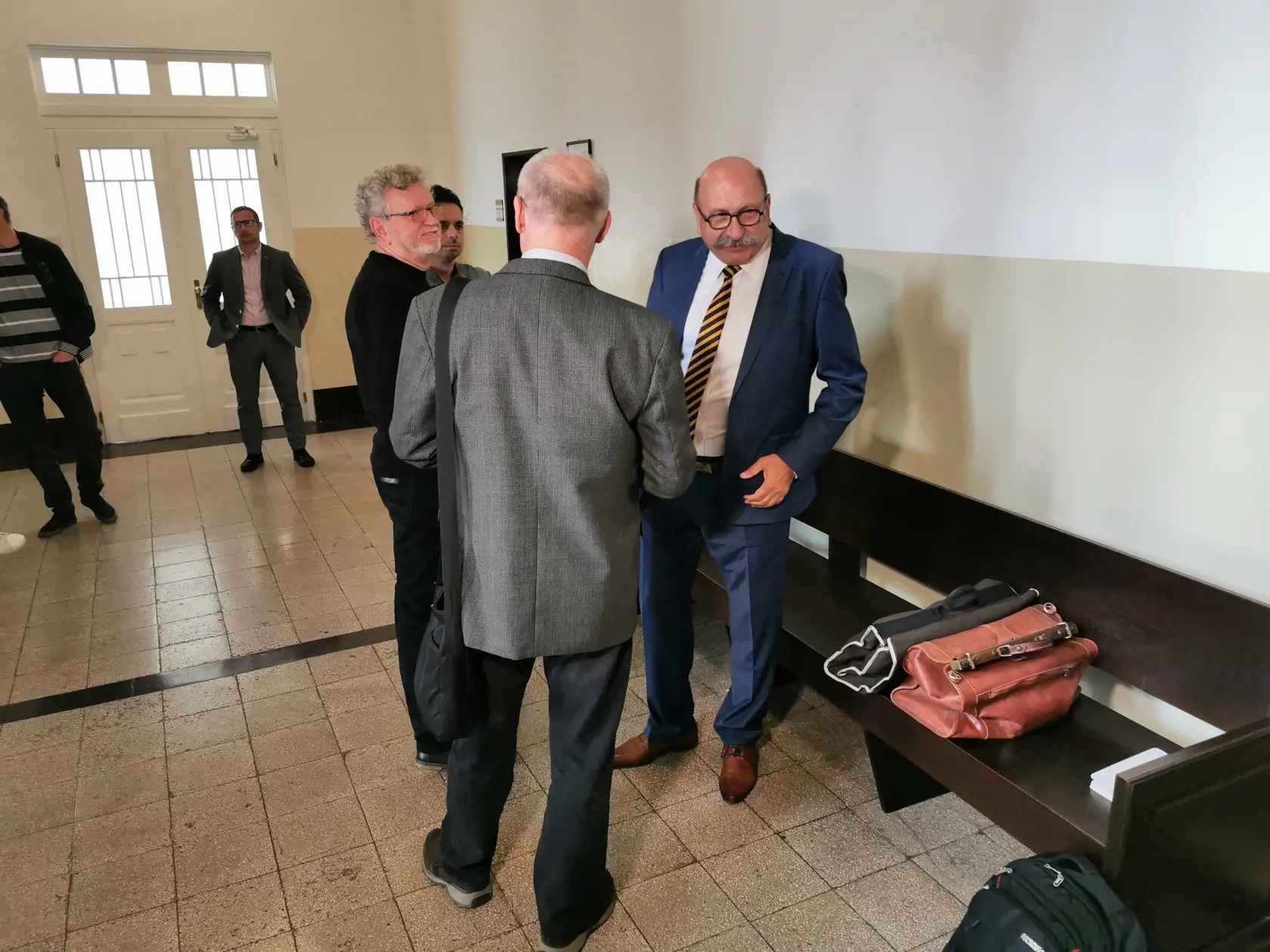 Napriek tomu, že na súd sa dostavili obaja obžalovaní, prokurátor, traja poškodení aj štyri obhajcovia, pojednávanie sa nezačalo. Neprišiel totiž jeden sudca, člen senátu.