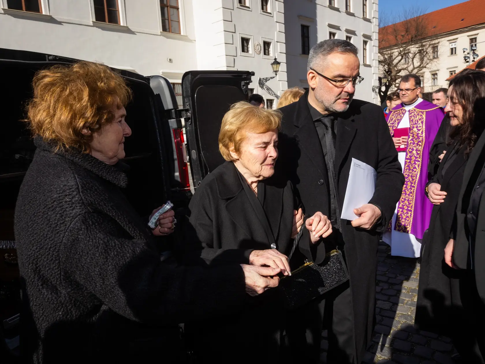 Pohreb Štefana Kvietika. Na snímke vdova Eva Kvietiková a syn Martin Kvietik.