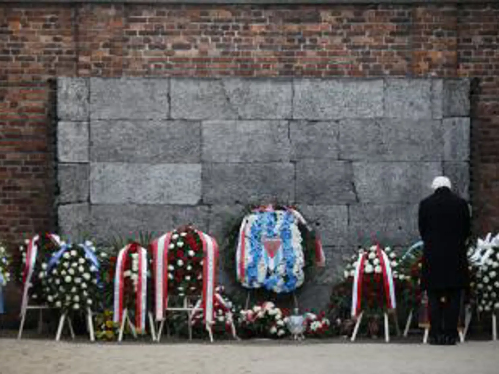 Viac než 200 ľudí sa zhromaždilo v pondelok v bývalom nacistickom koncentračnom tábore Auschwitz-Birkenau pri príležitosti 75. výročia jeho oslobodenia.