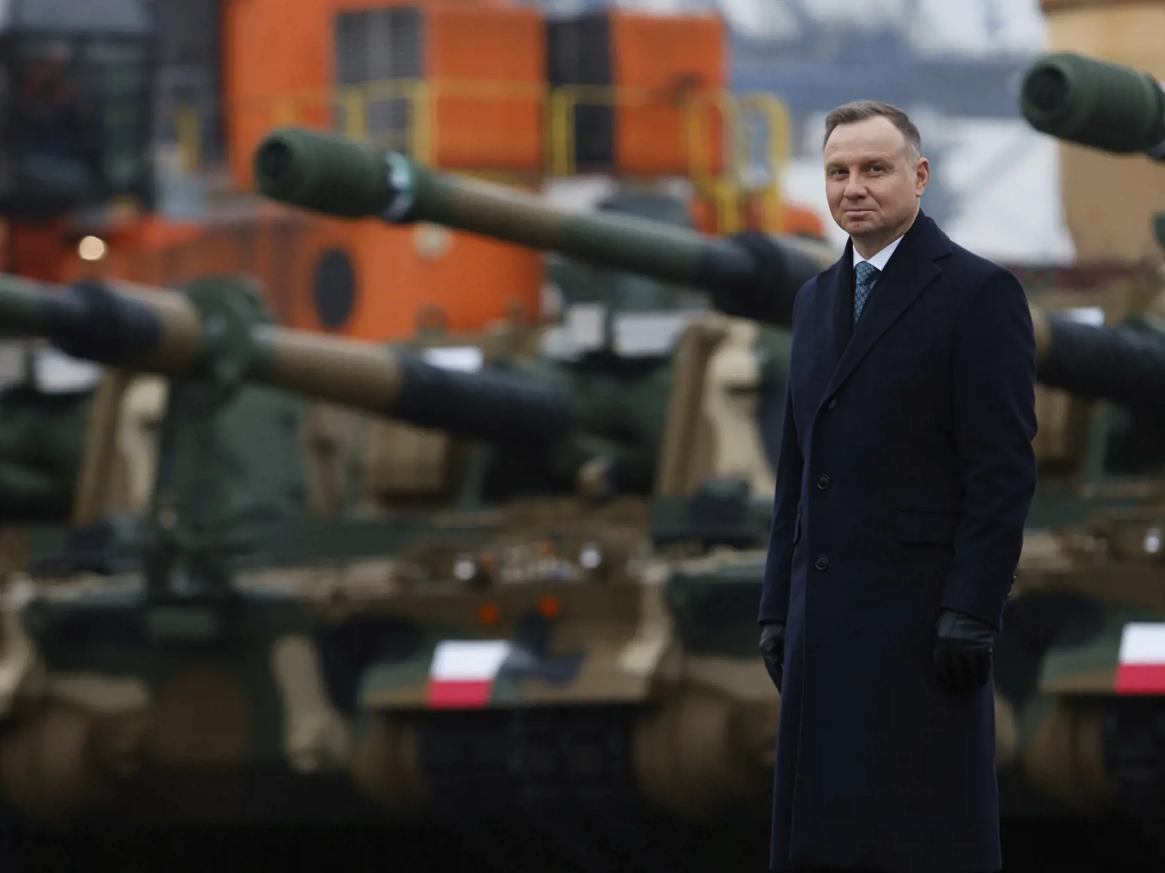 Poľský prezident Andrzej Duda a minister obrany v utorok (6.12.) privítali prvú dodávku tankov a húfnic z Južnej Kórey.