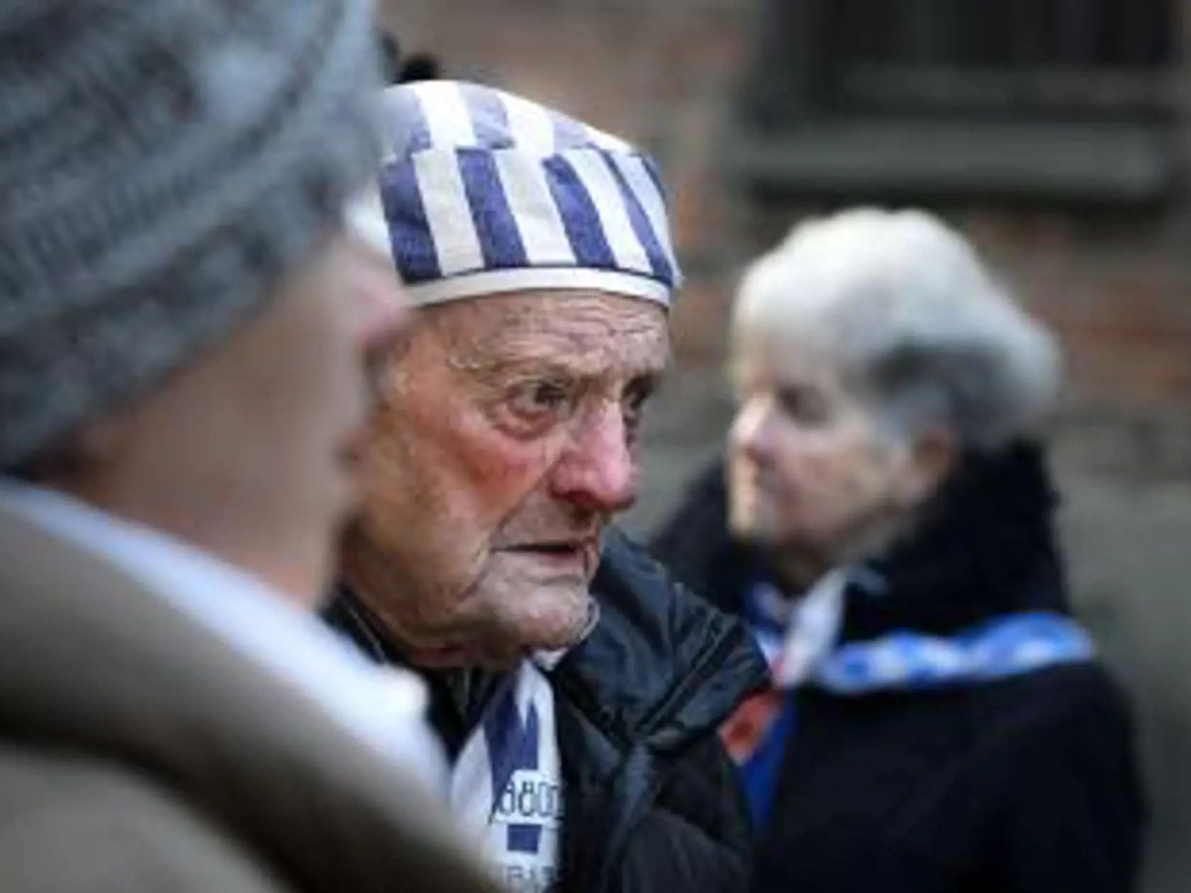 Viac než 200 ľudí sa zhromaždilo v pondelok v bývalom nacistickom koncentračnom tábore Auschwitz-Birkenau pri príležitosti 75. výročia jeho oslobodenia.