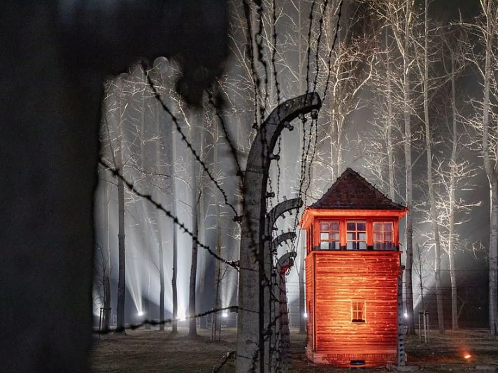 Viac než 200 ľudí sa zhromaždilo v pondelok v bývalom nacistickom koncentračnom tábore Auschwitz-Birkenau pri príležitosti 75. výročia jeho oslobodenia.