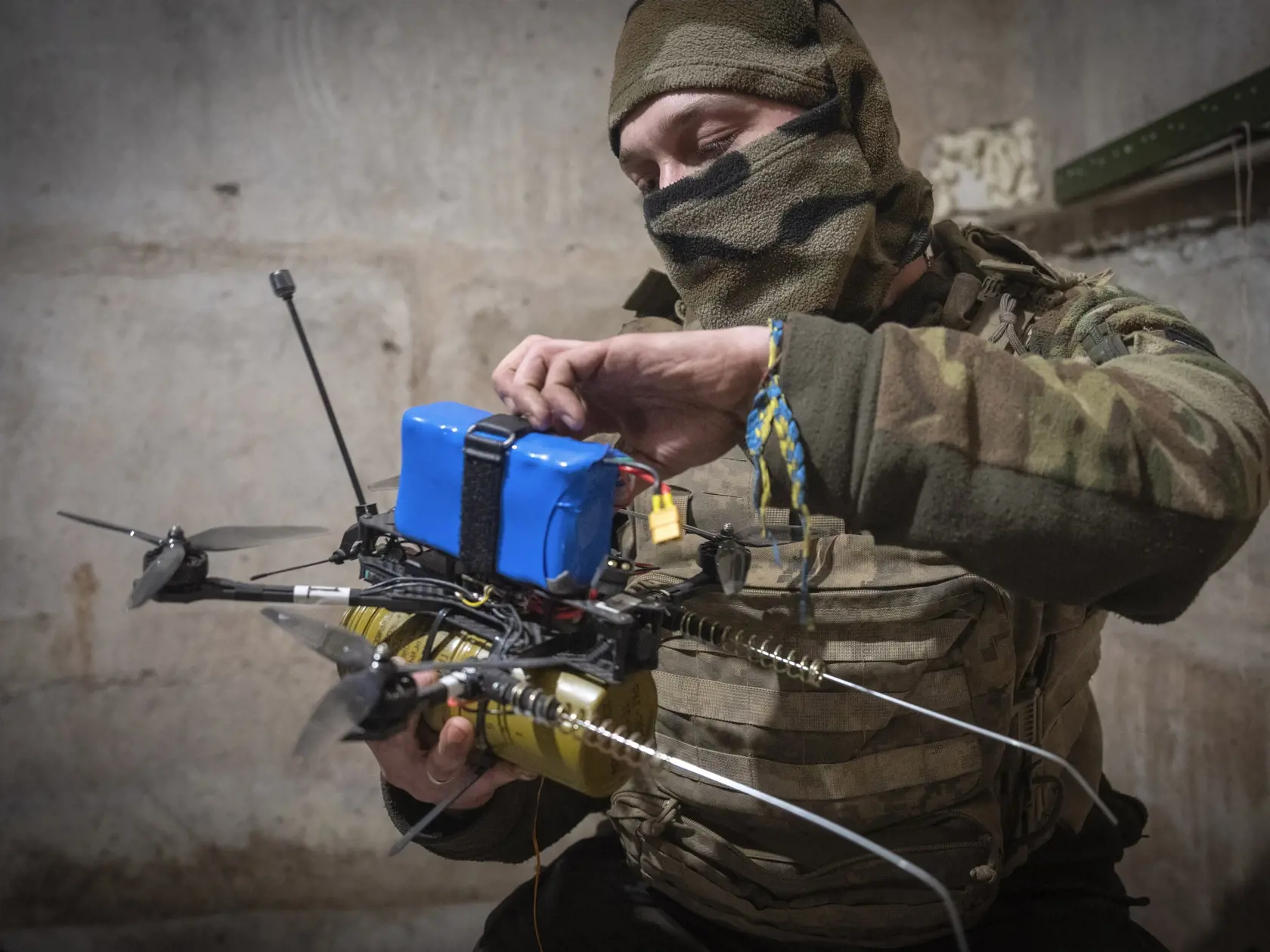 WA 48 Avdijivka - Ukrajinský vojak pripravuje dron na frontovej línii pri meste Avdijivka v Doneckej oblasti na východe Ukrajiny v piatok 22. marca 2024. FOTO TASR/AP
A Ukrainian soldier of the 71st Jaeger Brigade prepares a FPV drone at the frontline, near Avdiivka, Donetsk region, Ukraine, Friday, March 22, 2024. (AP Photo/Efrem Lukatsky)