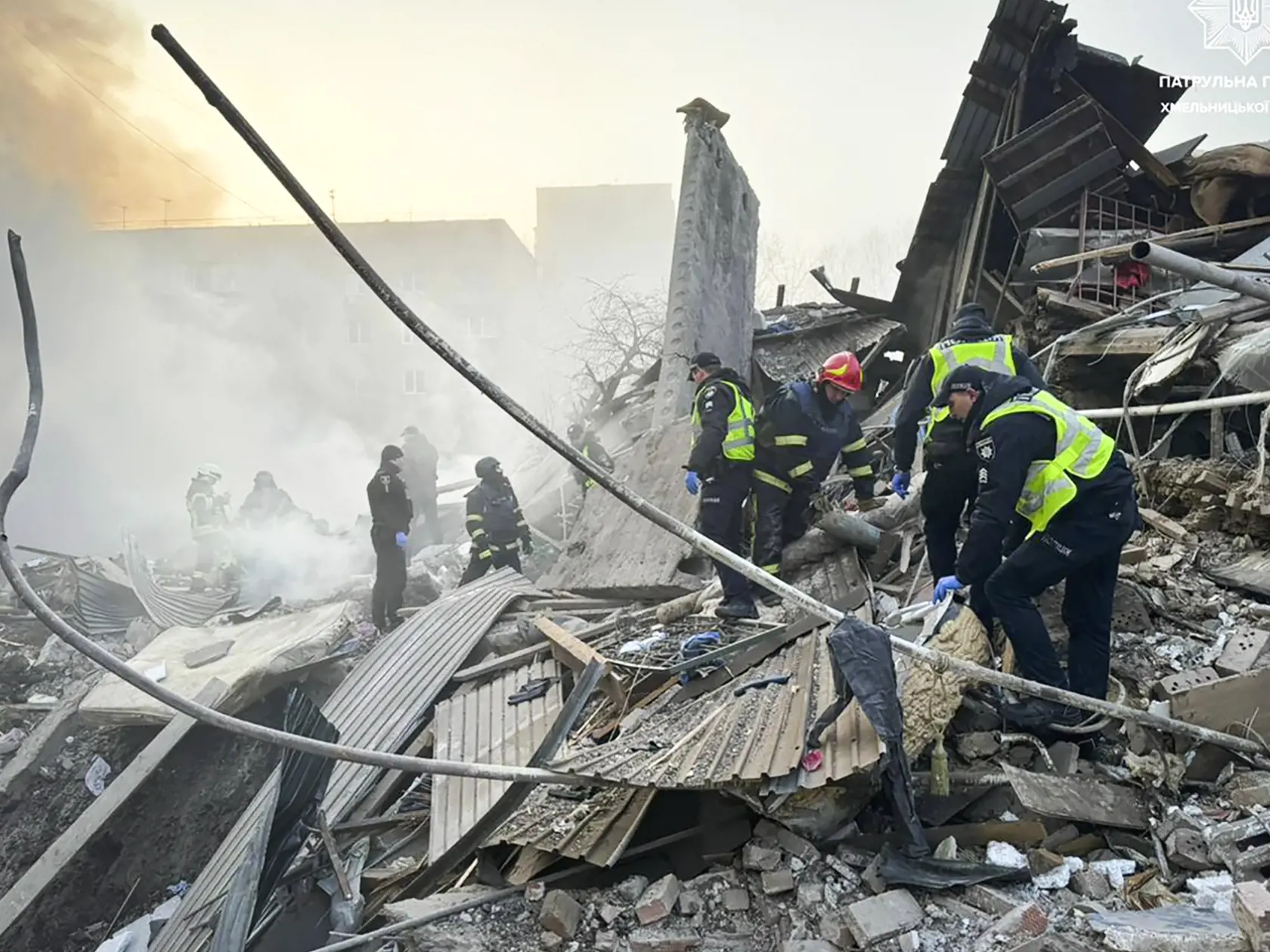 WA 51 Chmeľnyckyj - Príslušníci ukrajinských záchranných zložiek prehľadávajú trosky po ruskom útoku na ukrajinské mesto Chmeľnyckyj v piatok 22. marca 2024. FOTO TASR/AP
In this photo provided by the National Police of Ukraine, Ukrainian emergency and police officers work at the site of Russia's air attack in Khmelnytskyi, Ukraine, Friday, March 22, 2024. (National Police of Ukraine via AP)