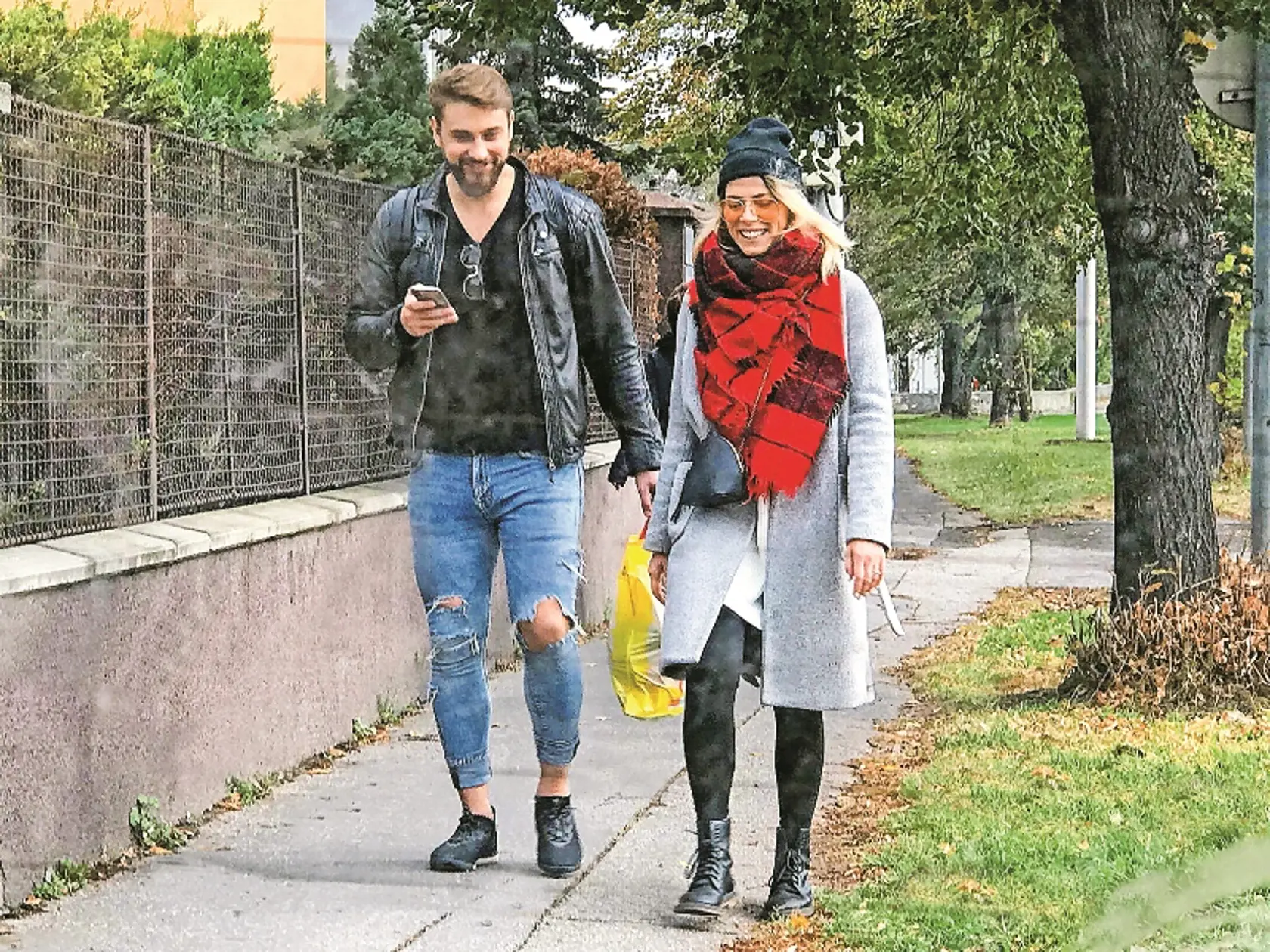 Džentlmen: Mirka Partlová sa vybrala do obchodu spolu so zajačikom. Ten nákup niesol sám.