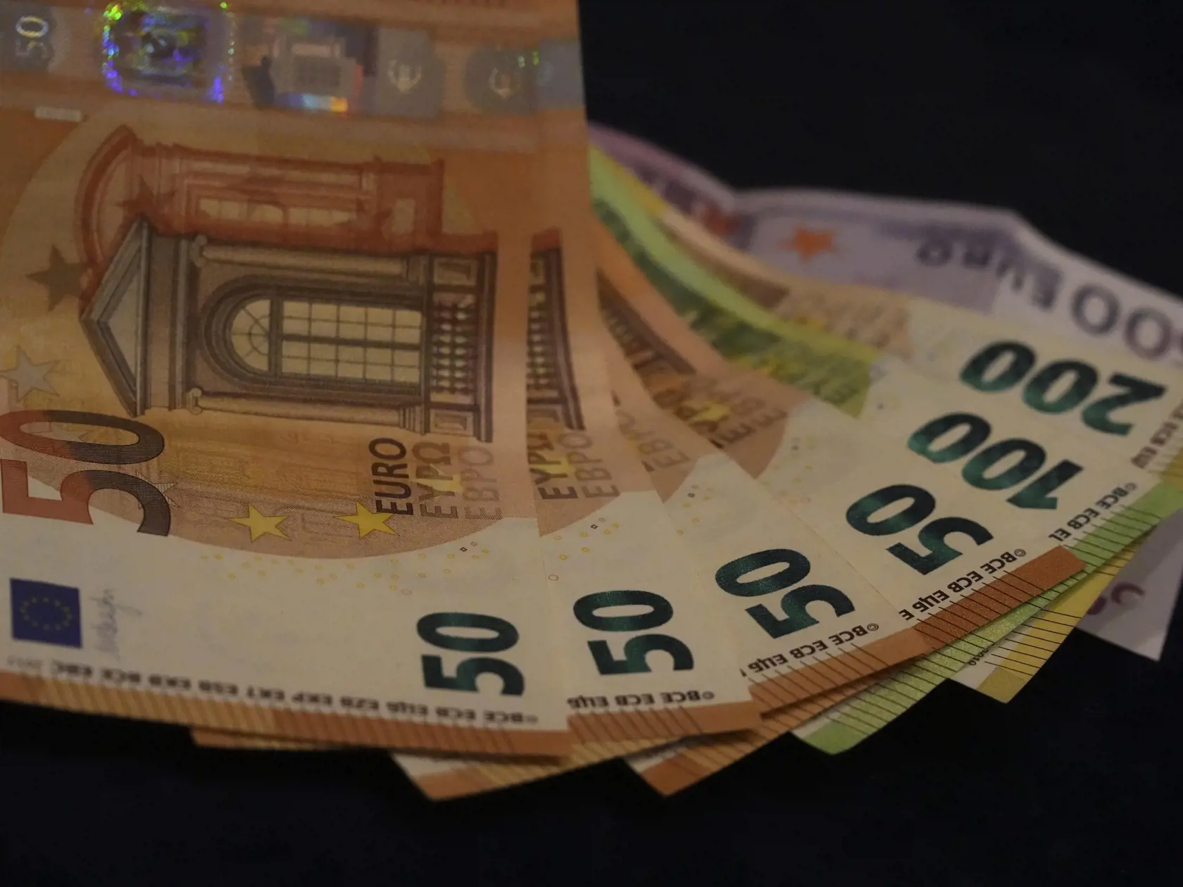 V domácnosti jednej dospelej osoby to bolo približne o 11 eur na 424 eur mesačne (5084 eur/rok). Pre úplnú rodinu s dvoma deťmi (2 dospelí + 2 deti do 14 rokov) bola hranica na úrovni 890 eur za mesiac (menej o 24 eur). Hranica rizika chudoby sa mení každý rok a je odvodená od celkových príjmov obyvateľov. Má rôzne hodnoty podľa počtu a veku osôb žijúcich v domácnosti.