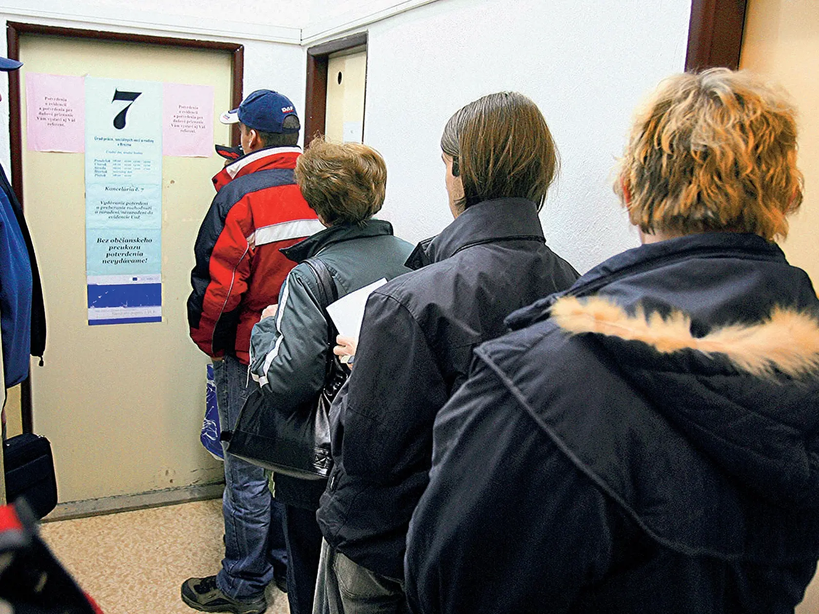 Príjmová chudoba na Slovensku najviac ohrozuje nezamestnaných (52,6 % osôb).