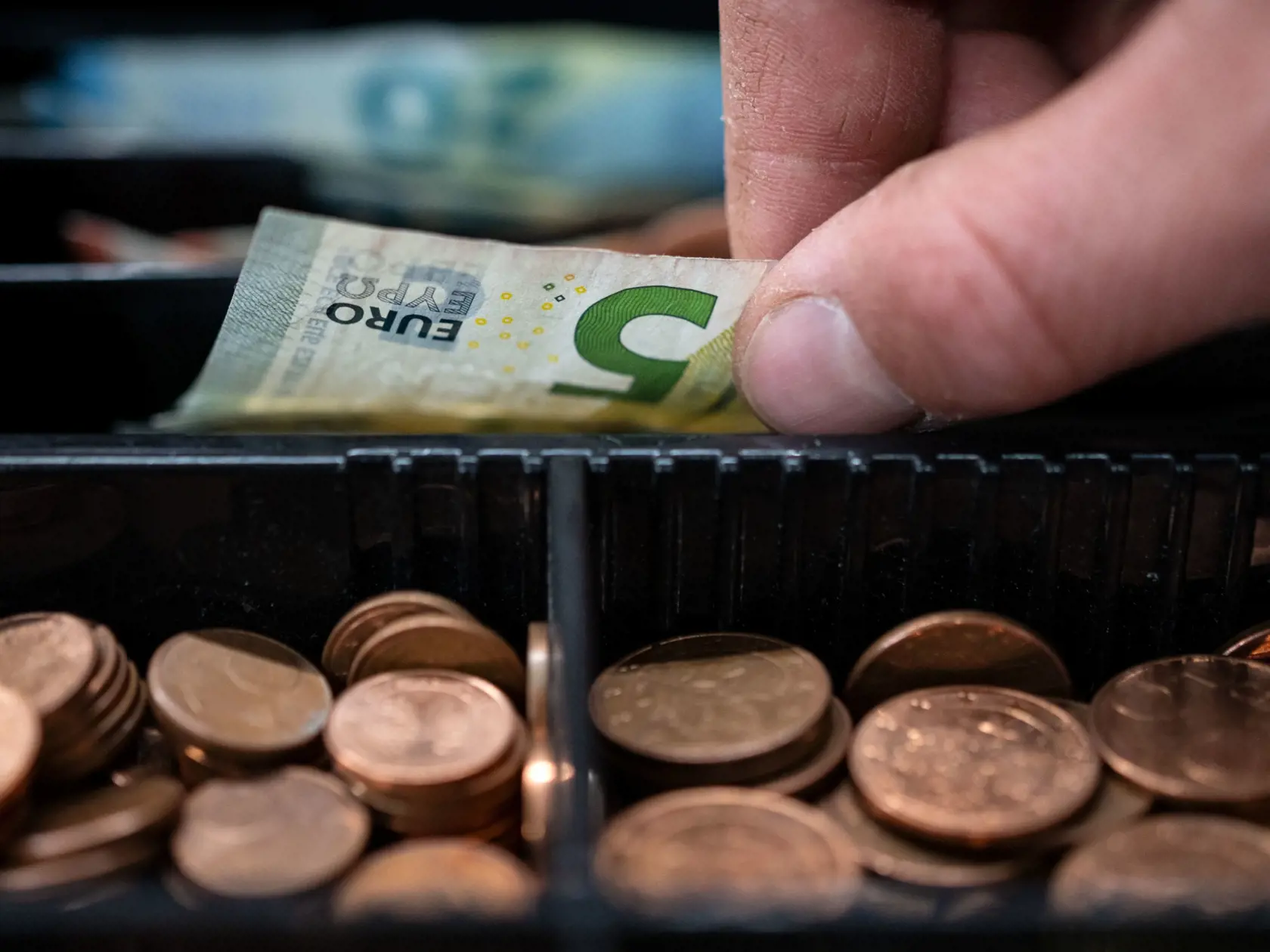 S príjmom nižším, ako je hranica príjmovej chudoby, si muselo vystačiť 660-tisíc ľudí, čo bolo o 45-tisíc osôb viac ako v predchádzajúcom roku.
