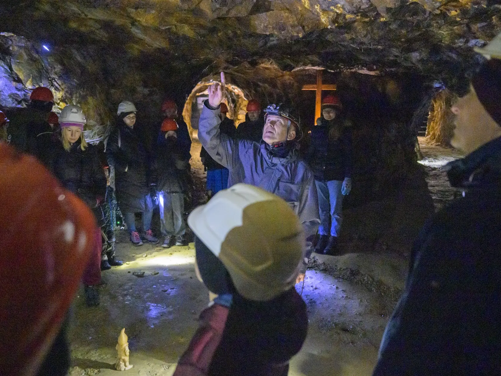 Na snímke v strede sprievodca Jozef Čurík na prehliadke základného okruhu Slovenských opálových baní v Červenici 27. decembra 2024. FOTO TASR - Veronika Mihaliková