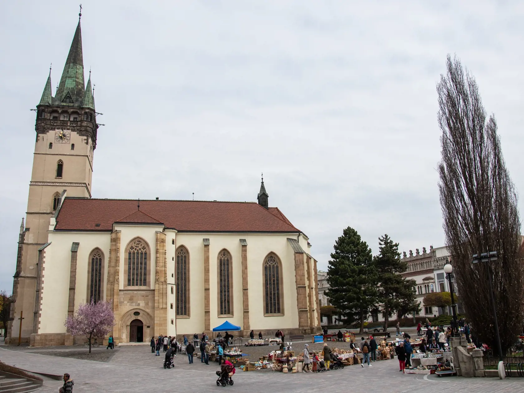 Najviac sa situácia medziročne zhoršila v Prešovskom kraji, kde podiel ľudí pod hranicou chudoby vzrástol zo 17,2 % na 19,2 %. Podobne bol na tom aj Banskobystrický kraj s 19,1 % obyvateľmi pod hranicou príjmovej chudoby, ktorý bol predchádzajúce dva roky najviac ohrozený príjmovou chudobou na Slovensku.