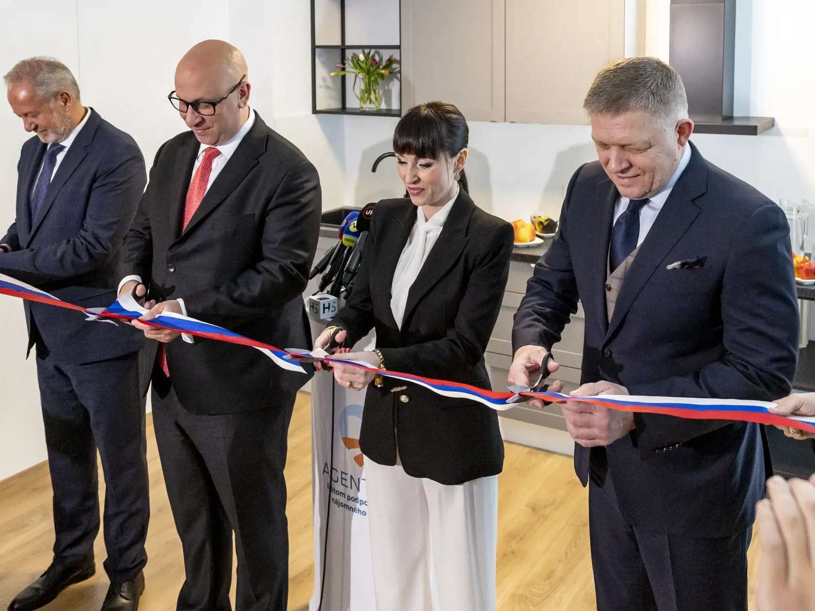 Tlačová konferencia predsedu vlády SR Roberta Fica a ministra dopravy SR Jozefa Ráža. Na snímke je premiér SR Robert Fico, riaditeľka agentúry Eva Lisová, minister dopravy Jozef Ráž a generálny riaditeľ Kooperativa poisťovňa Vladimír Bakeš. 