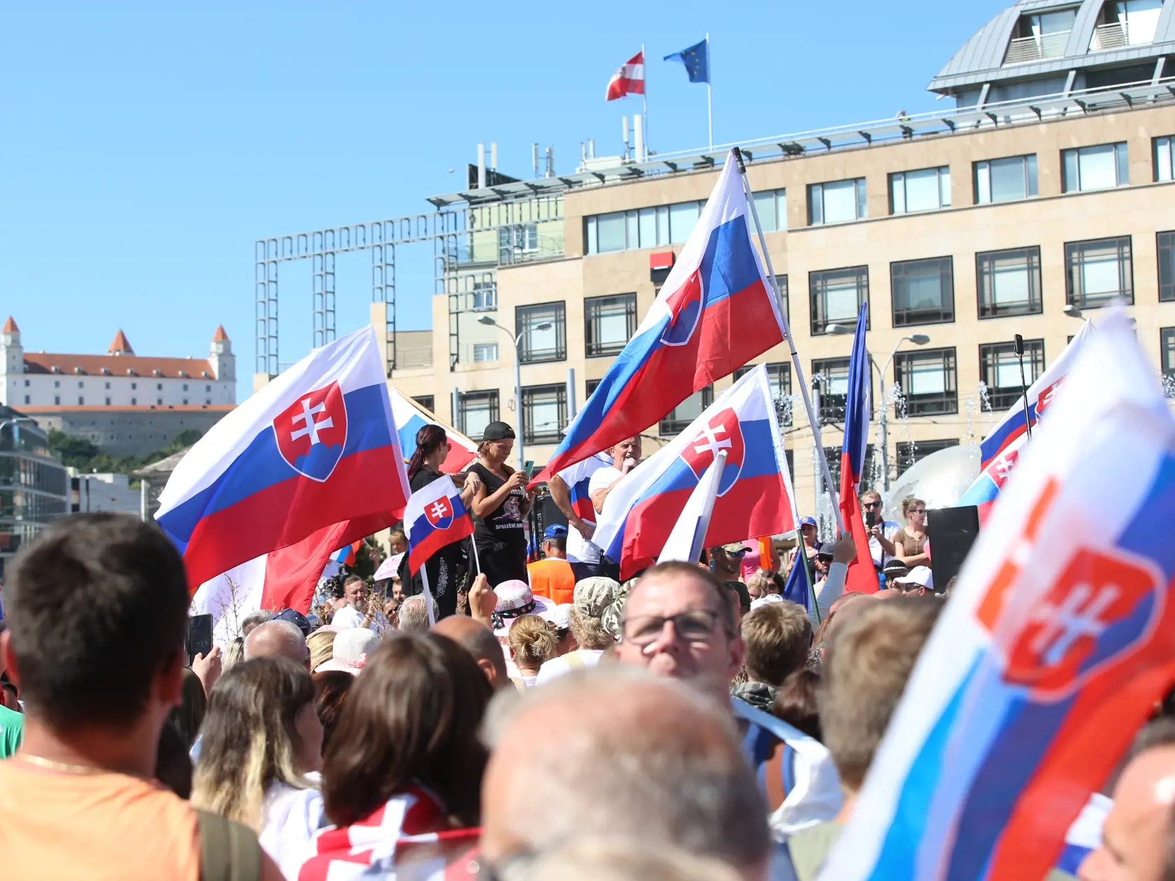 Protest pred Prezidentským palácom sa časom "vymkol z rúk". Dav sa presunul na cestu a v centre Bratislavy začala kolabovať doprava.