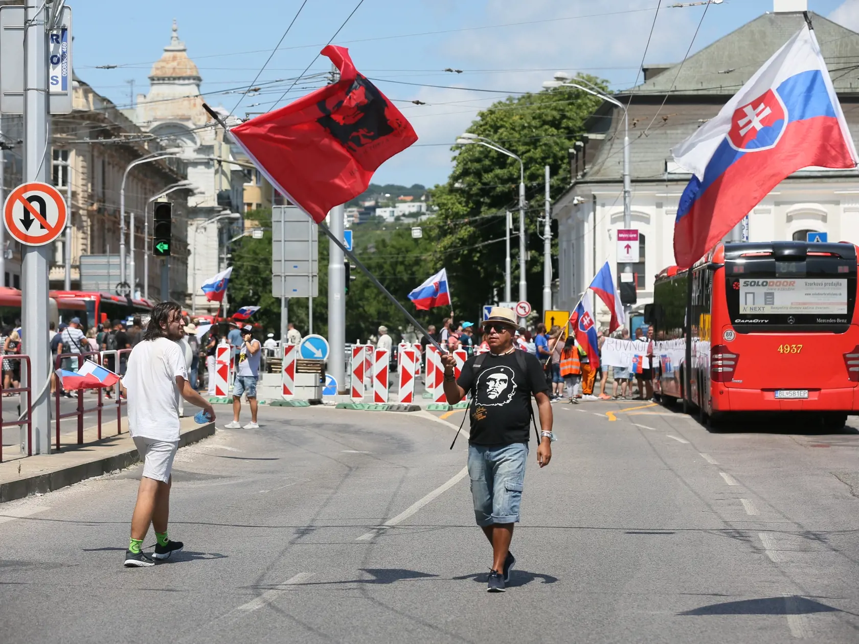 Protest pred Prezidentským palácom sa jemne vymkol z rúk. Dav ľudí blokuje premávku a tá v centre skolabovala.