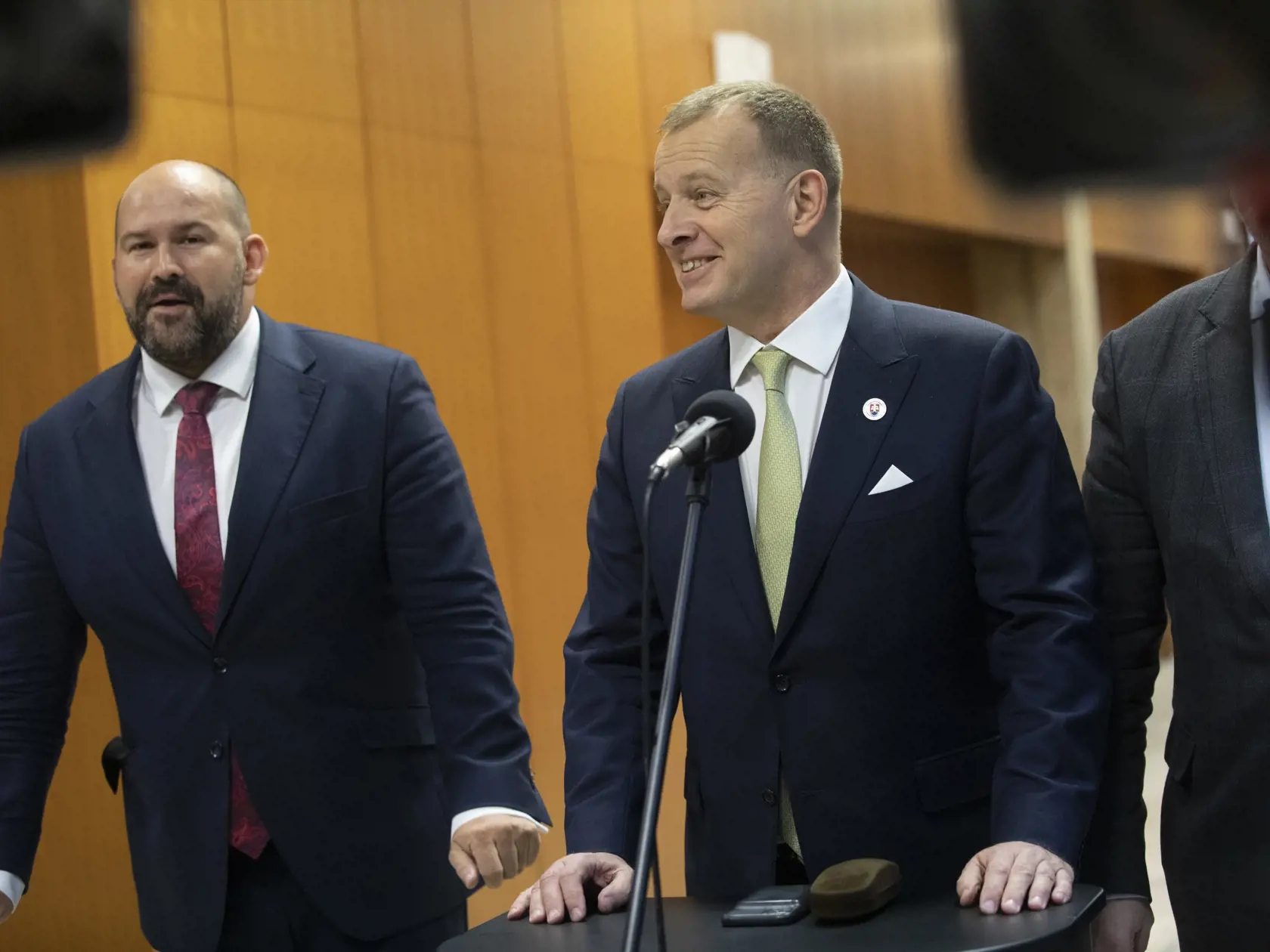Peter Pčolinský odišiel z hnutia Sme rodina. Teraz za peniaze zverejňuje súkromné fotky a videá politických exkolegov.
