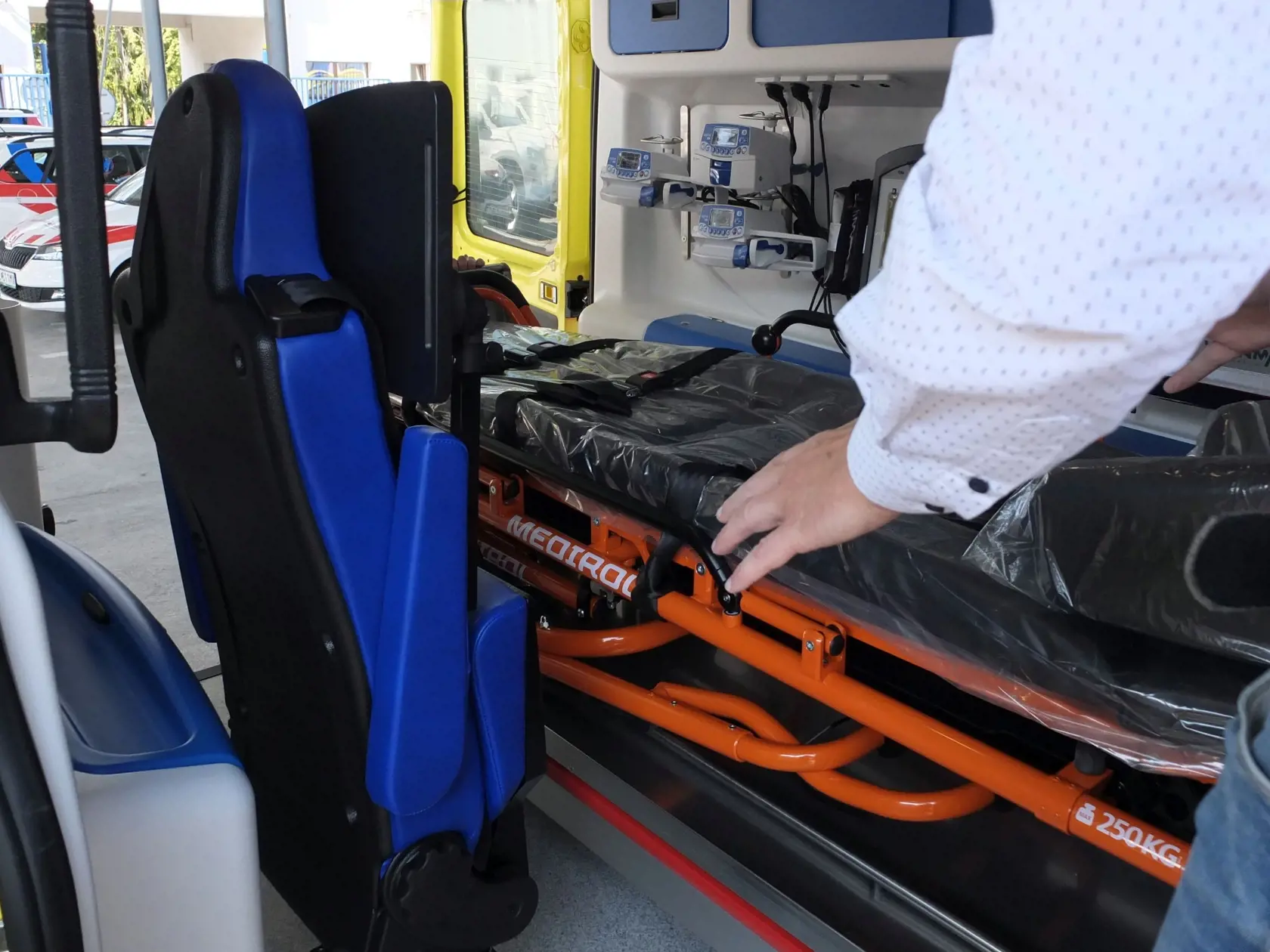 NAJDRAHŠIA SANITKA S MOBILNOU INTENZÍVNOU JEDNOTKOU Od ideálu má ďaleko. Záchranári sa sťažujú na nedostatok miesta a ergonómiu v zástavbe.