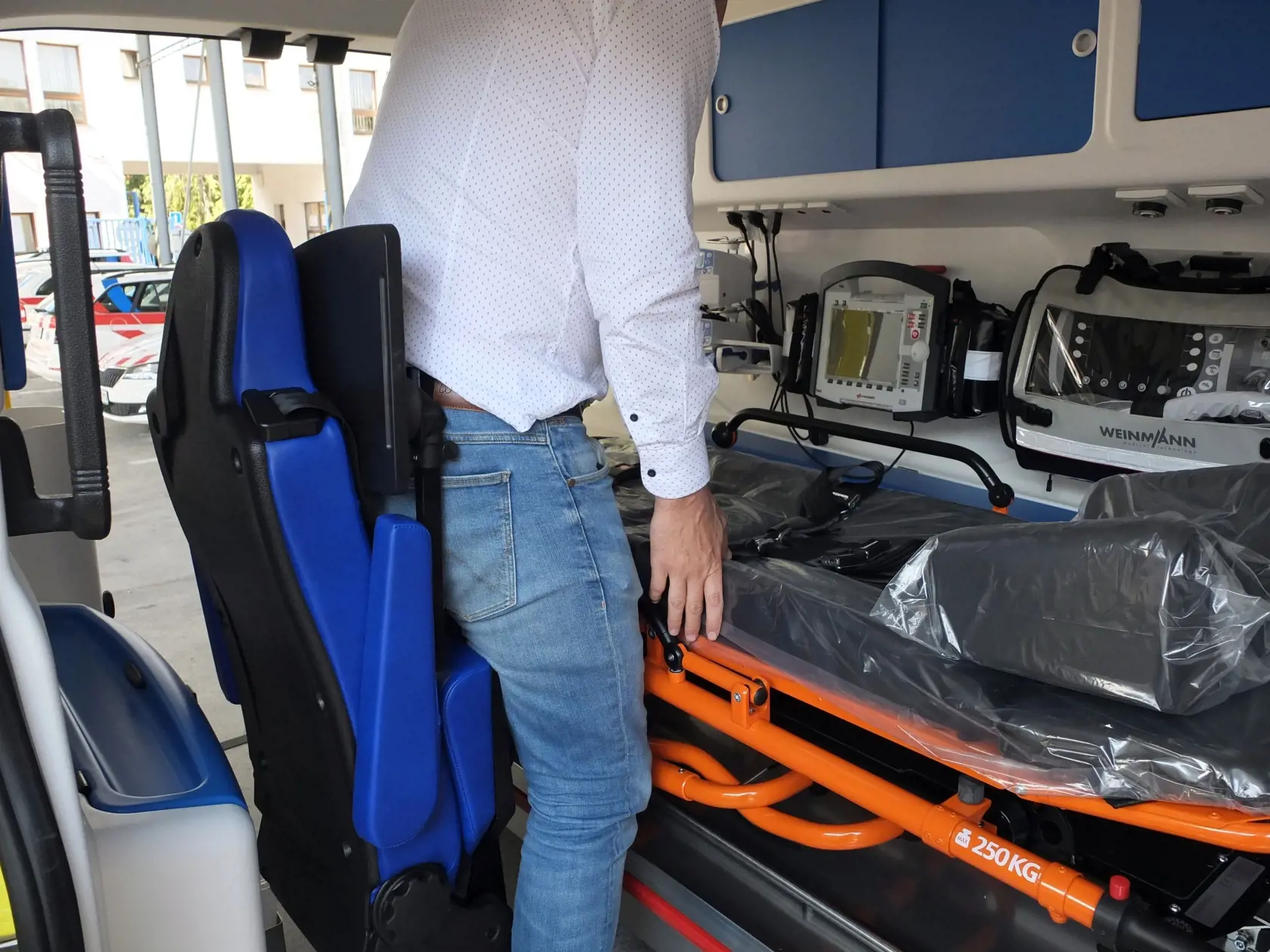 NAJDRAHŠIA SANITKA S MOBILNOU INTENZÍVNOU JEDNOTKOU Od ideálu má ďaleko. Záchranári sa sťažujú na nedostatok miesta a ergonómiu v zástavbe.