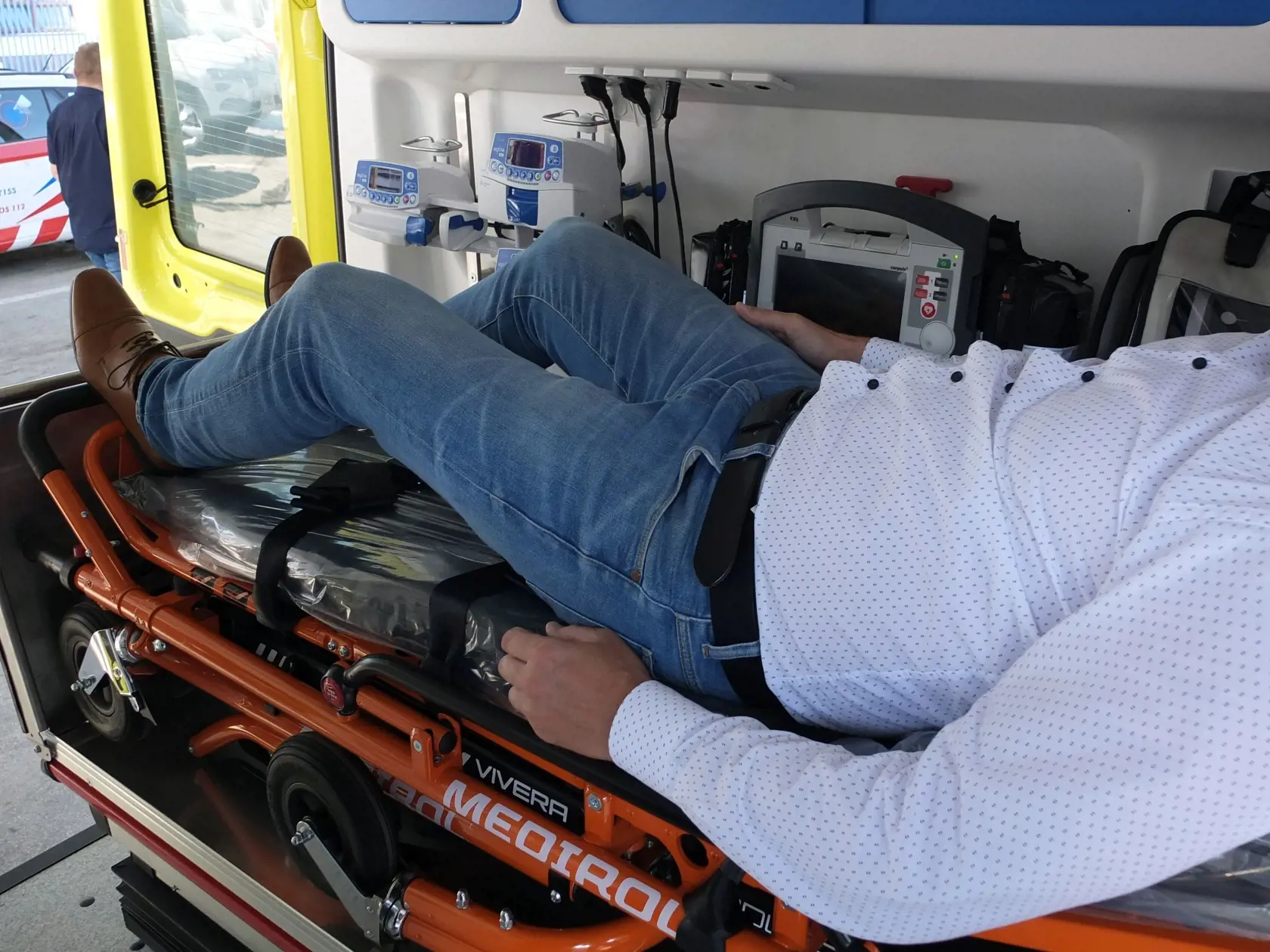 NAJDRAHŠIA SANITKA S MOBILNOU INTENZÍVNOU JEDNOTKOU Od ideálu má ďaleko. Záchranári sa sťažujú na nedostatok miesta a ergonómiu v zástavbe.