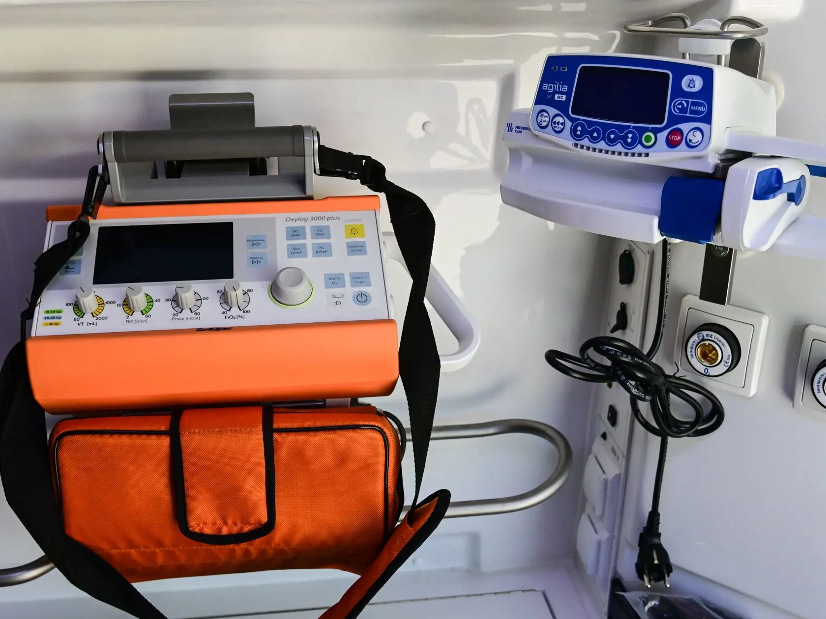 Na snímke núdzový a transportný ventilátor (vľavo), ktorý slúži na ventilovanie pacienta počas transportu v sanitnom vozidle a infúzny perfurzor (vpravo), ktorý slúži na dávkovanie v novom sanitnom vozidle rýchlej zdravotnej pomoci, ktoré slávnostne odovzdali v nemocnici v Myjave v piatok 10. júla 2020. FOTO TASR - Róbert Fritz