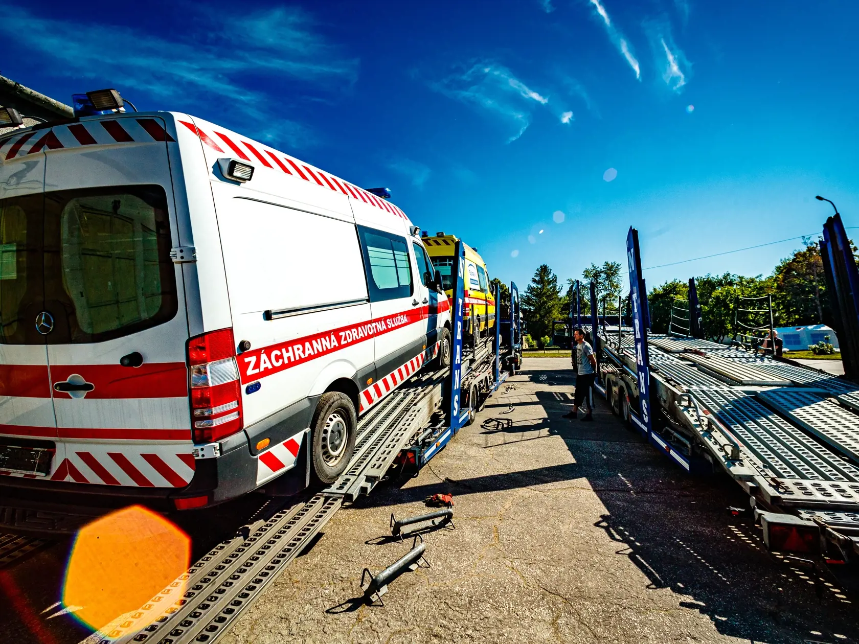 Slovenská republika vypravila v piatok 22. mája z logistickej základne Ministerstva vnútra SR konvoj s materiálnou humanitárnou pomocou pre obyvateľov Ukrajiny. Na základe žiadosti ministra zahraničných vecí Ukrajiny, Dmytra Kulebu, o pomoc v boji proti pandémii COVID-19, Slovensko posiela na Ukrajinu materiálnu humanitárnu pomoc, ktorá pozostáva z chirurgických masiek, dezinfekčného koncentrátu, prenosných stolov a prikrývok. Zároveň Slovenská republika vypravila aj tri vozidlá záchrannej zdrav
