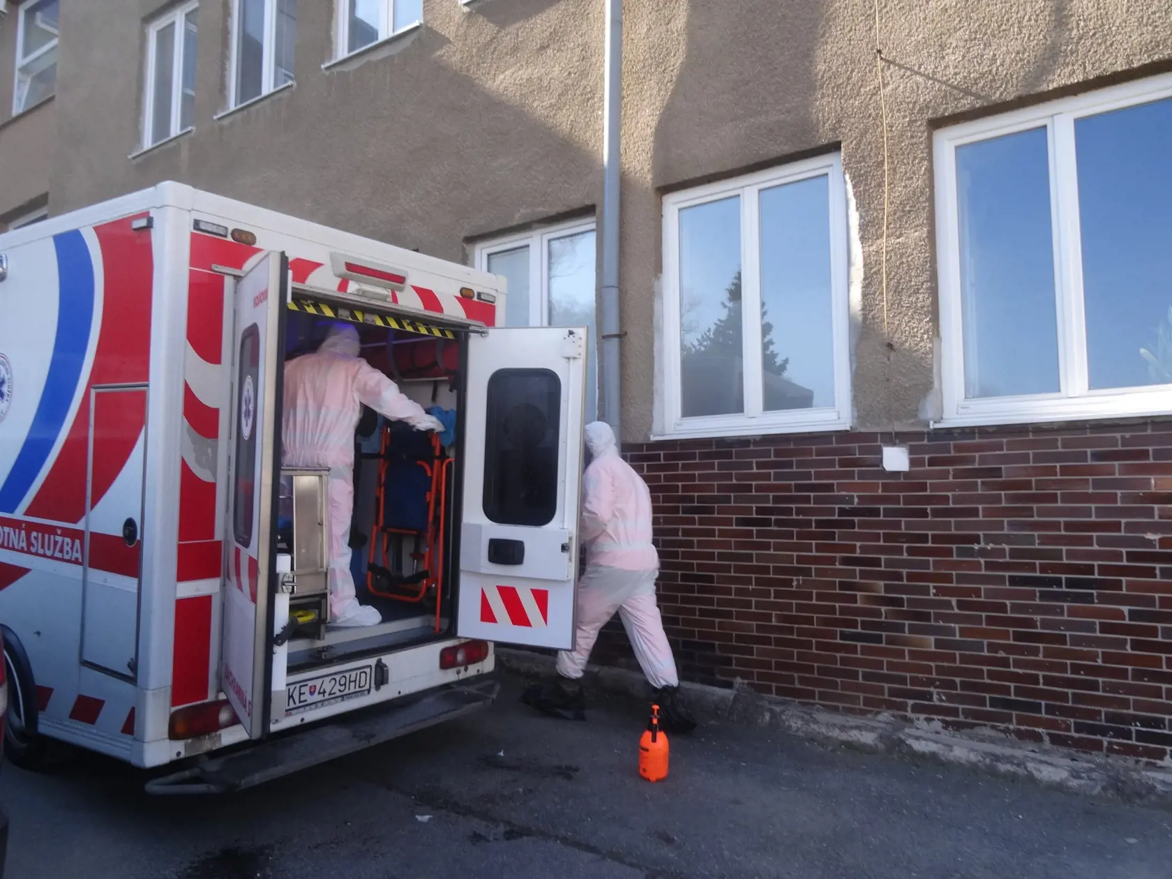 Klinika infektológie a cestovnej medicíny - dezinfekcia vozidla ZZS.