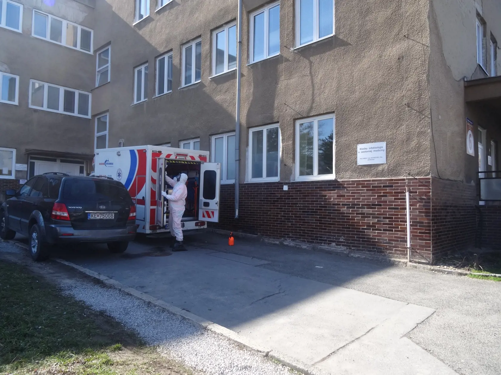 Klinika infektológie a cestovnej medicíny - dezinfekcia vozidla ZZS.