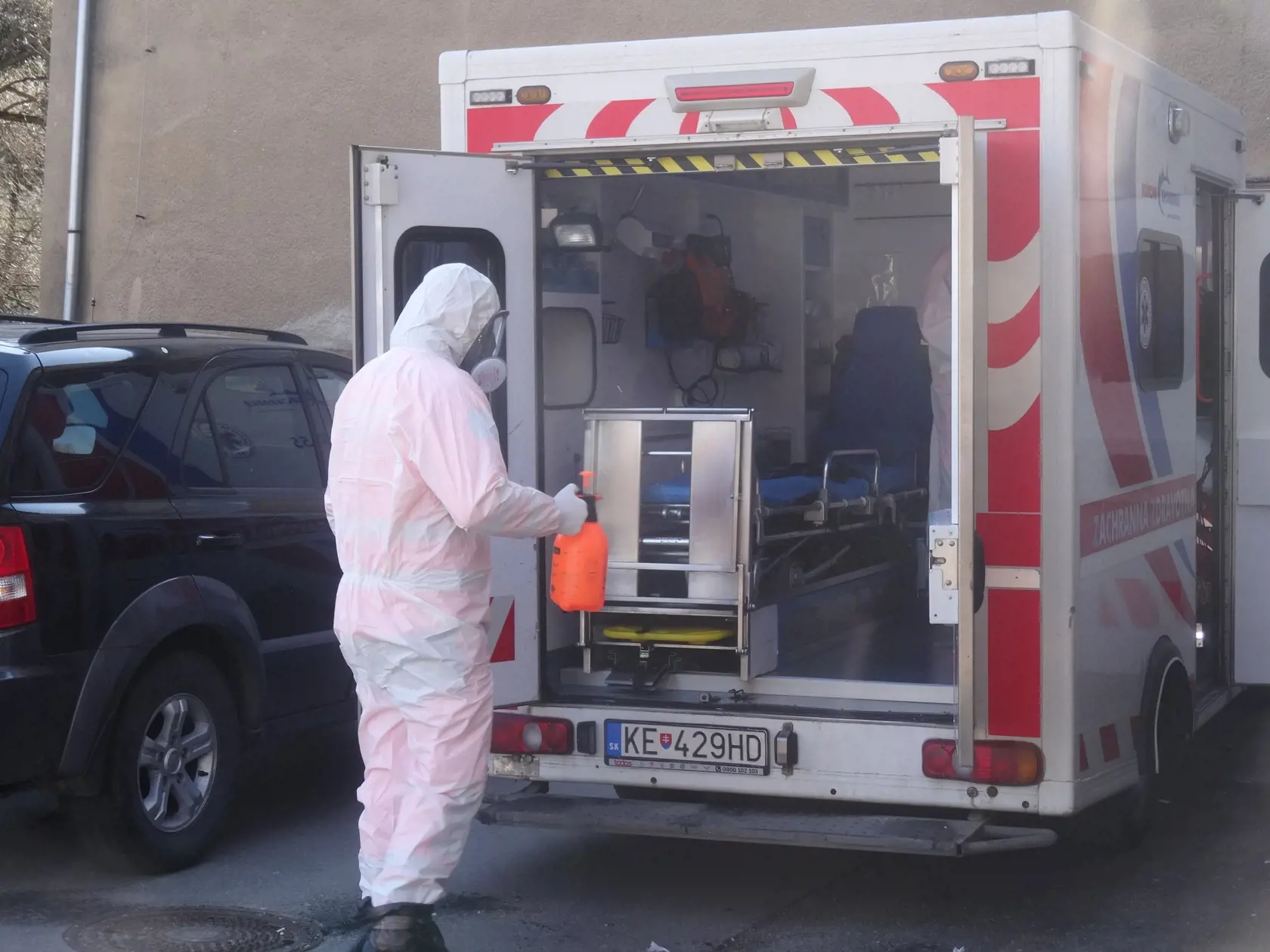 Klinika infektológie a cestovnej medicíny - dezinfekcia vozidla ZZS.