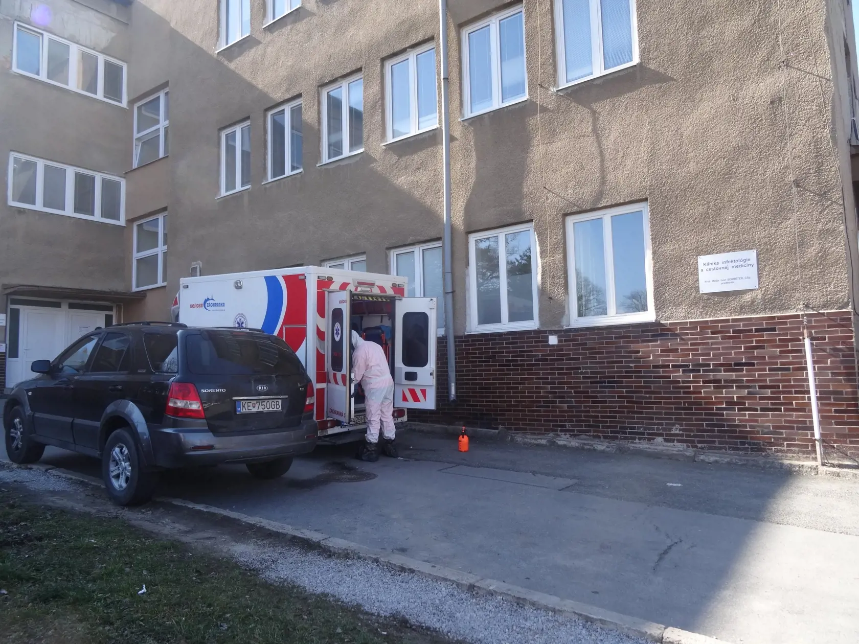 Klinika infektológie a cestovnej medicíny - dezinfekcia vozidla ZZS.