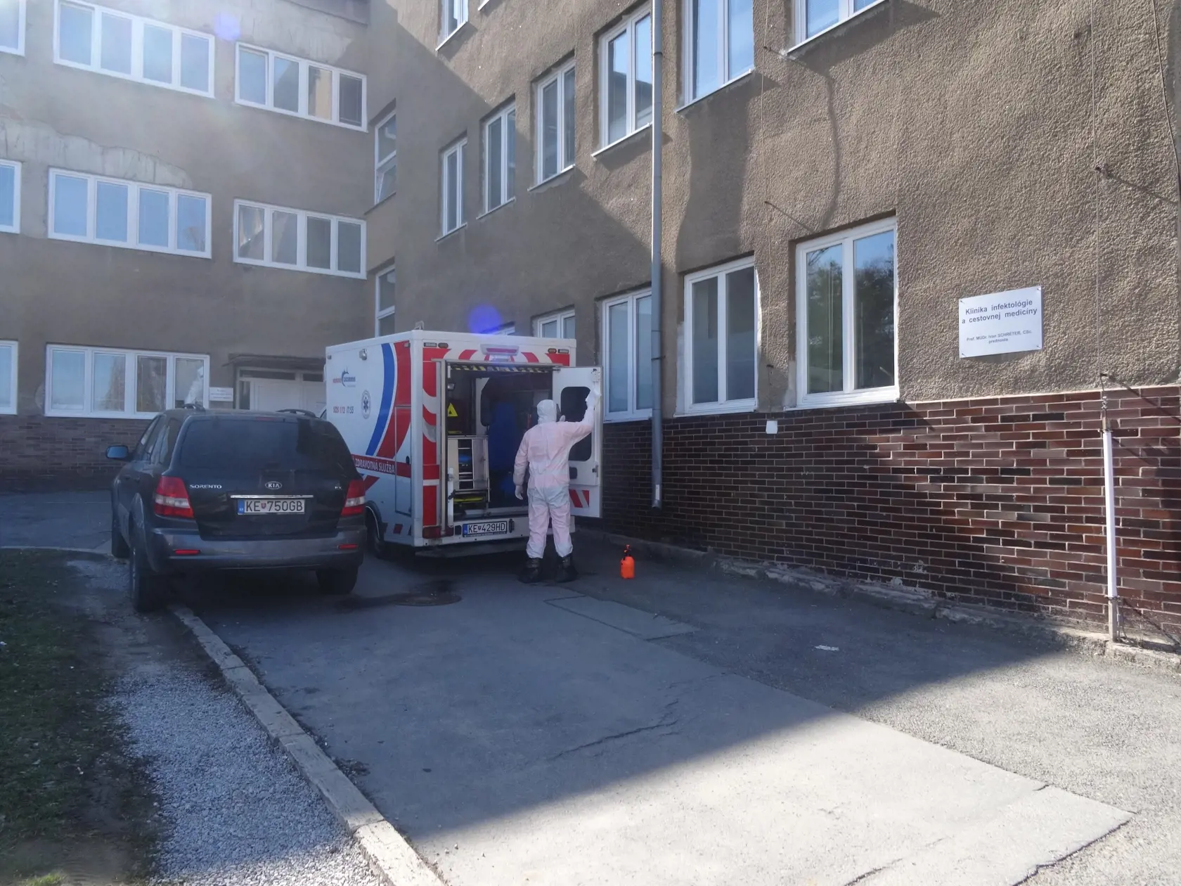 Klinika infektológie a cestovnej medicíny - dezinfekcia vozidla ZZS.