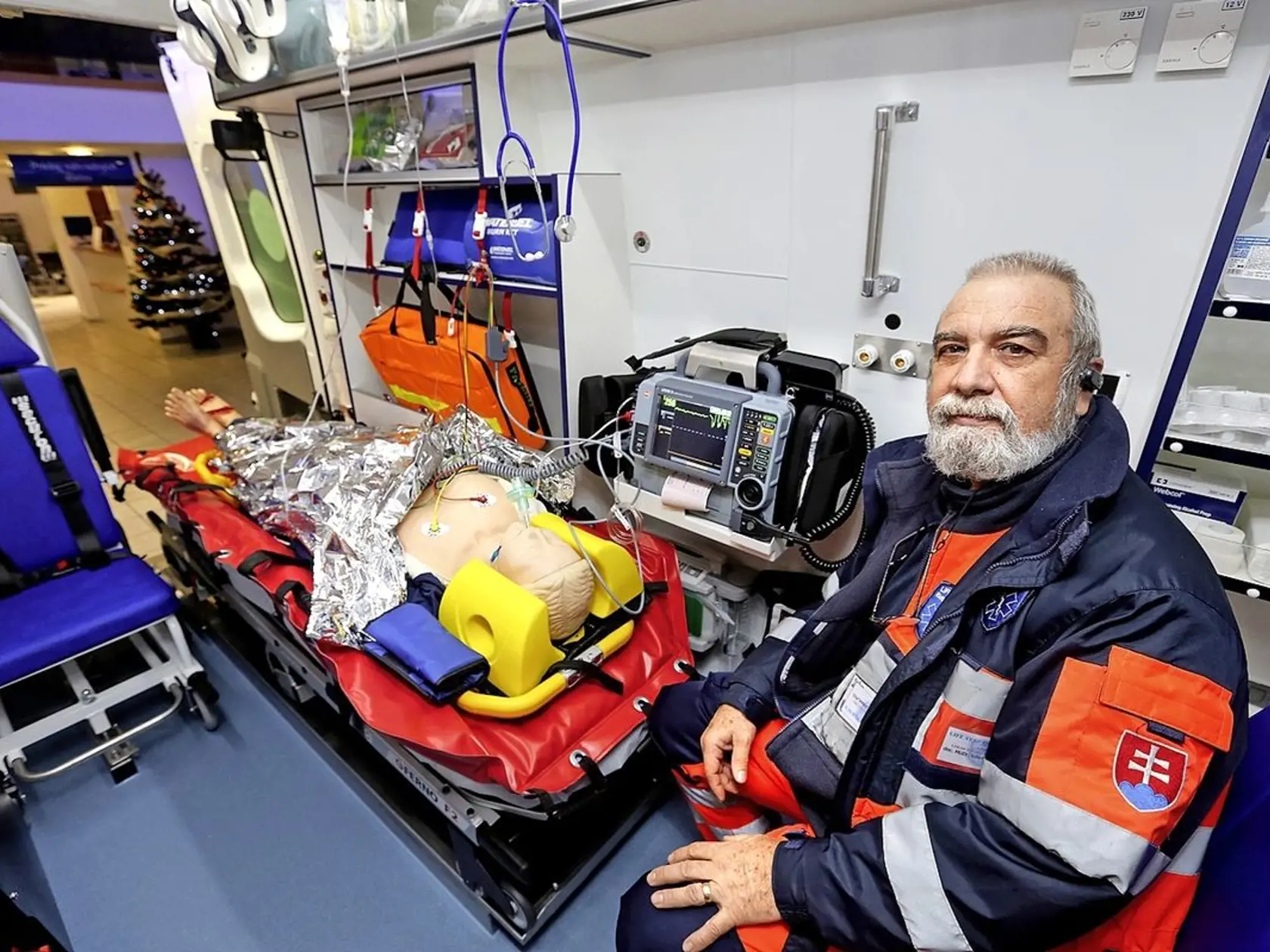 Lekár záchranky Viliam Dobiáš si pamätá, ako jazdili v zime na Kramáre na sanitkách Š 1203.