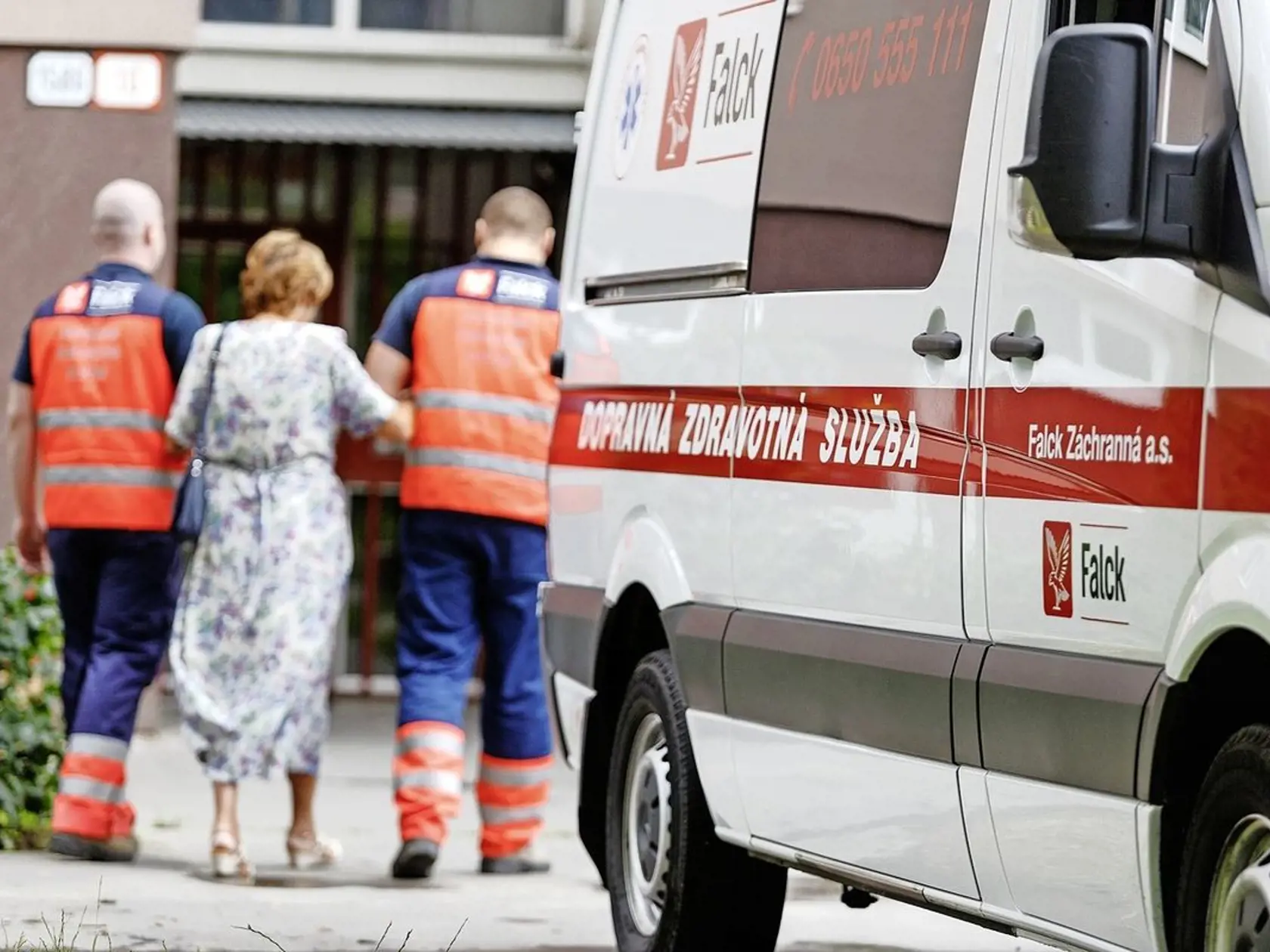  „Prenesenie pacienta z vozidla DZS dnešná legislatíva neupravuje,“ priznal hovorca MZ SR Peter Bubla. „MZ SR zastáva názor, že DZS má pacienta dopraviť až na konkrétne oddelenie, kde mu má byť poskytnutá zdravotná starostlivosť.“
