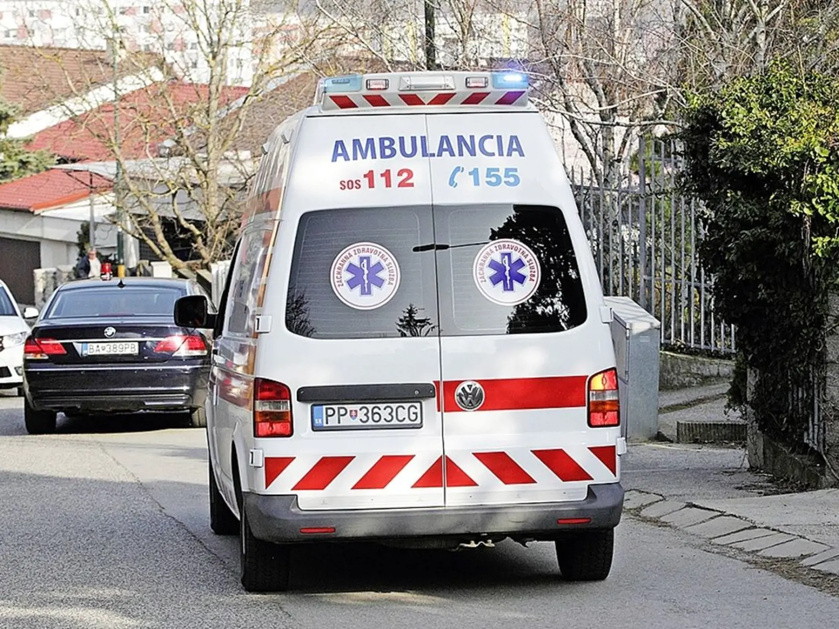 Sanitky so zapnutými majákmi a sirénami majú vždy prednosť.