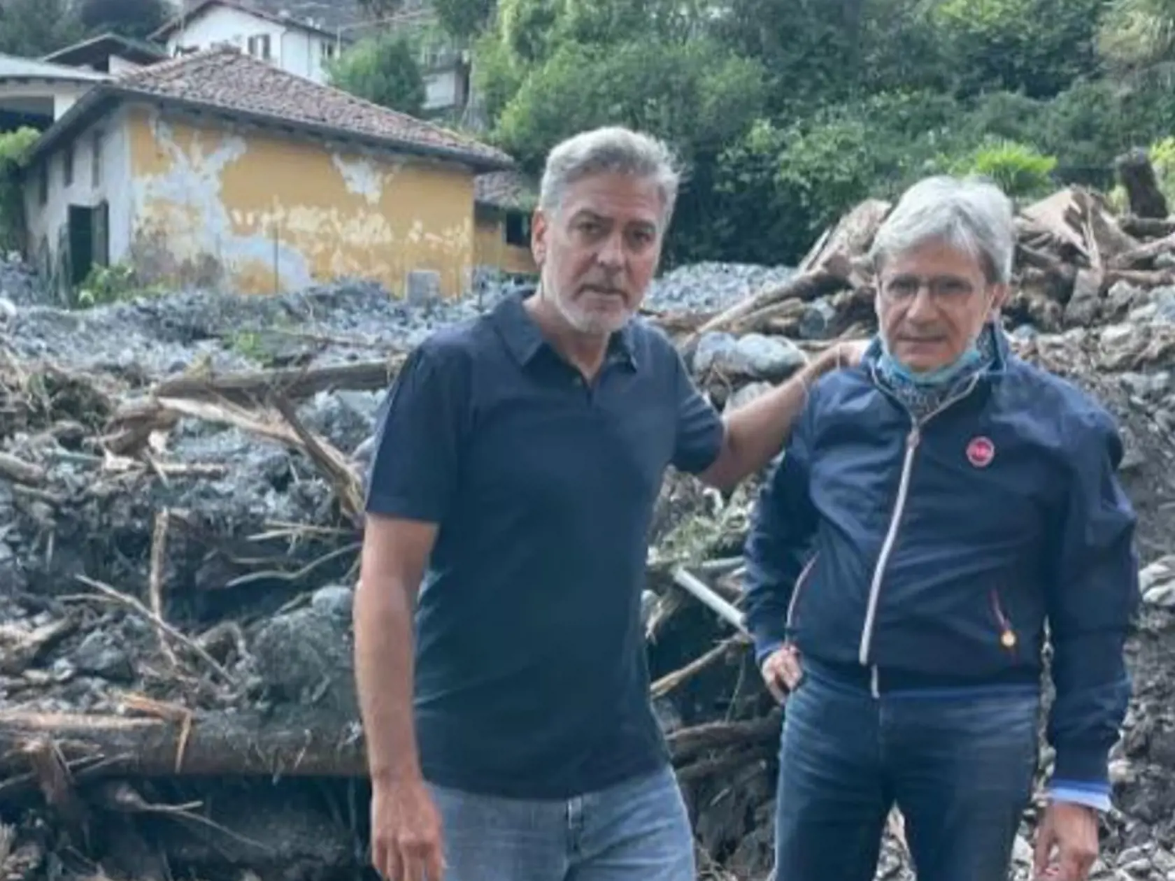 Štyri domy v blízkosti jeho talianskej vily pri Comskom jazere totiž zrovnala prívalová voda so zemou, jeho ohromnej rezidencii sa akoby zázrakom nič nestalo.