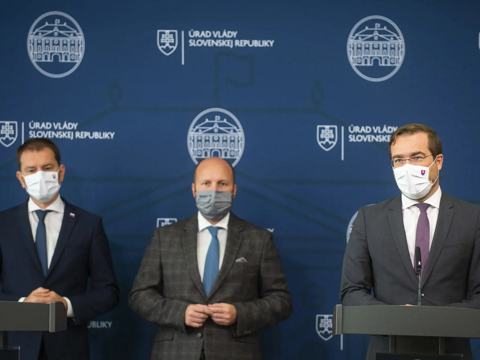 Na snímke zľava predseda vlády SR Igor Matovič, minister obrany SR Jaroslav Naď a minister zdravotníctva SR Marek Krajčí (všetci OĽaNO) počas tlačovej konferencie po skončení mimoriadneho zasadnutia vlády k aktuálnej pandemickej situácii 9. októbra 2020 v Bratislave. FOTO TASR - Jakub Kotian