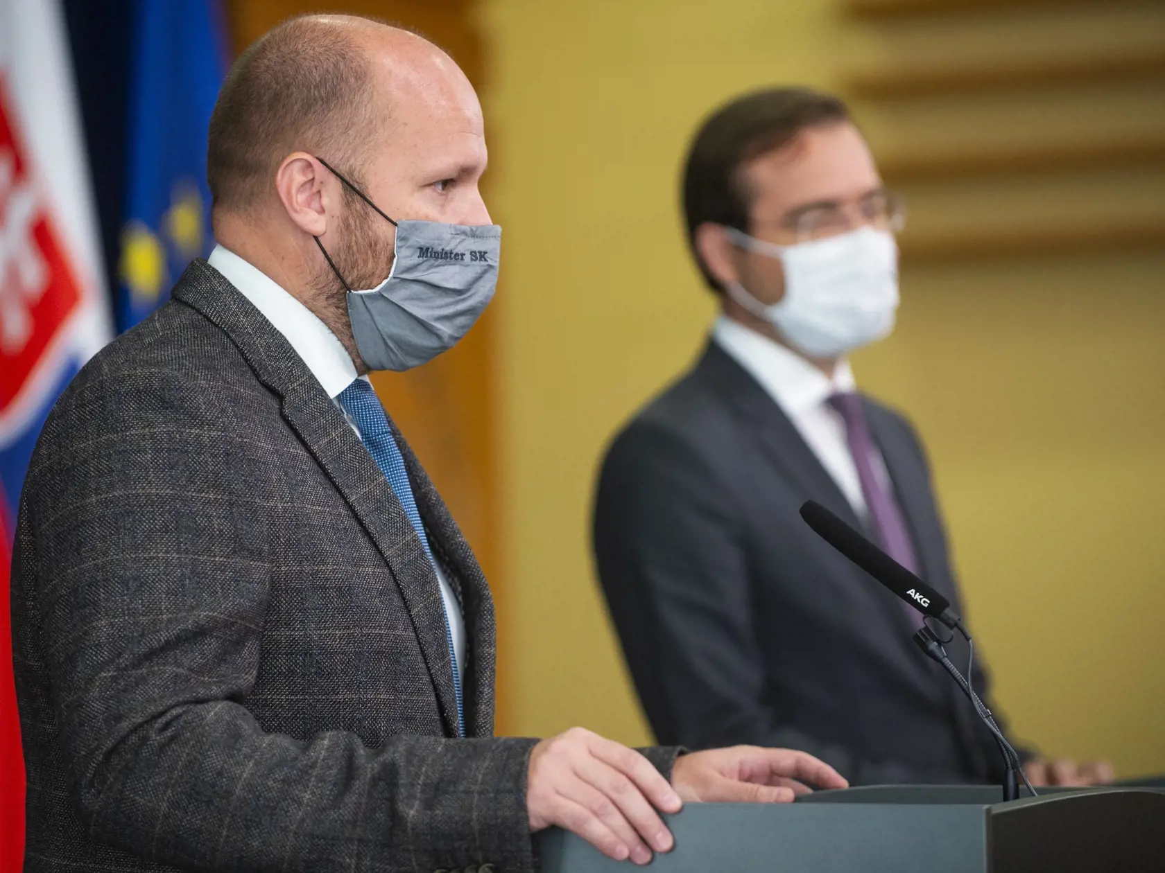 Na snímke zľava minister obrany SR Jaroslav Naď a minister zdravotníctva SR Marek Krajčí (obaja OĽaNO) počas tlačovej konferencie po skončení mimoriadneho zasadnutia vlády k aktuálnej pandemickej situácii 9. októbra 2020 v Bratislave. FOTO TASR - Jakub Kotian