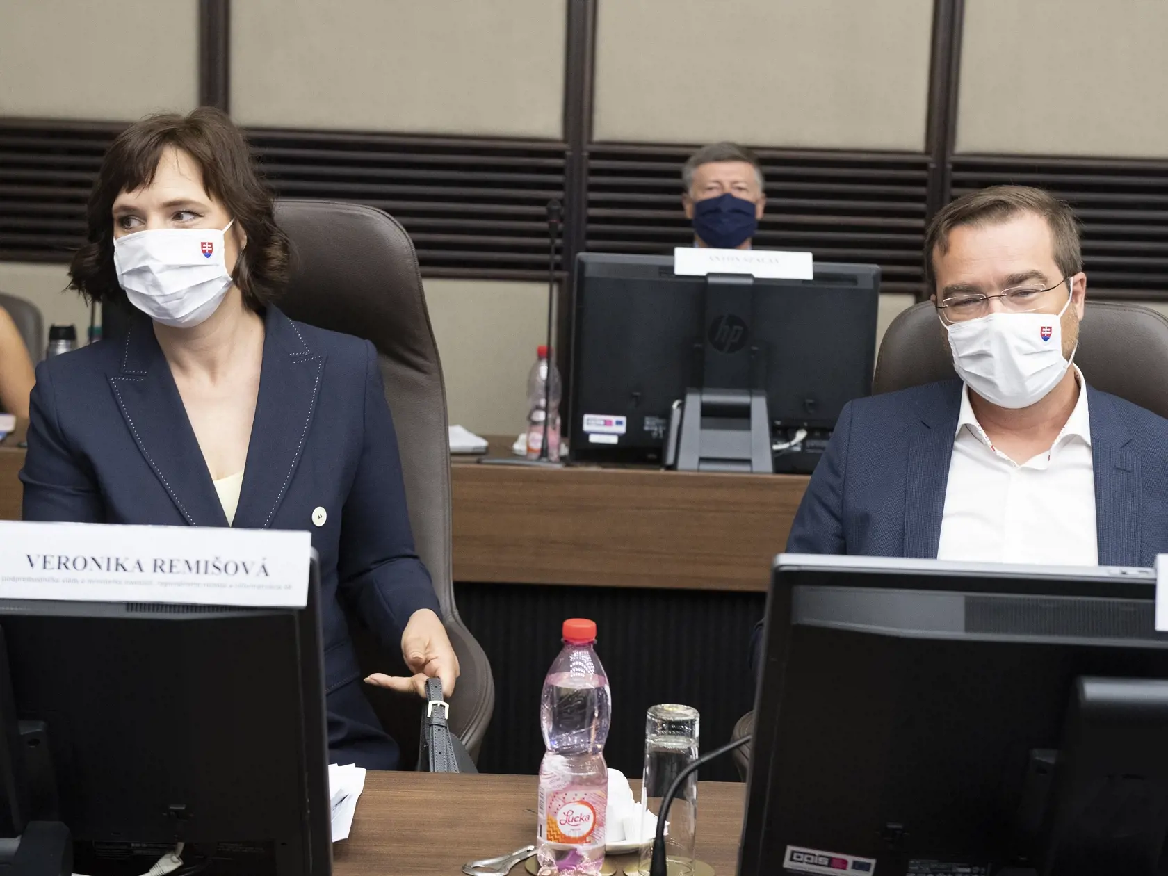 Na snímke vľavo podpredsedníčka vlády a ministerka investícií, regionálneho rozvoja a informatizácie SR Veronika Remišová a minister zdravotníctva SR Marek Krajčí počas rokovania Hospodárskej a sociálnej rady SR 24. augusta 2020 v Bratislave. FOTO TASR - Pavel Neubauer