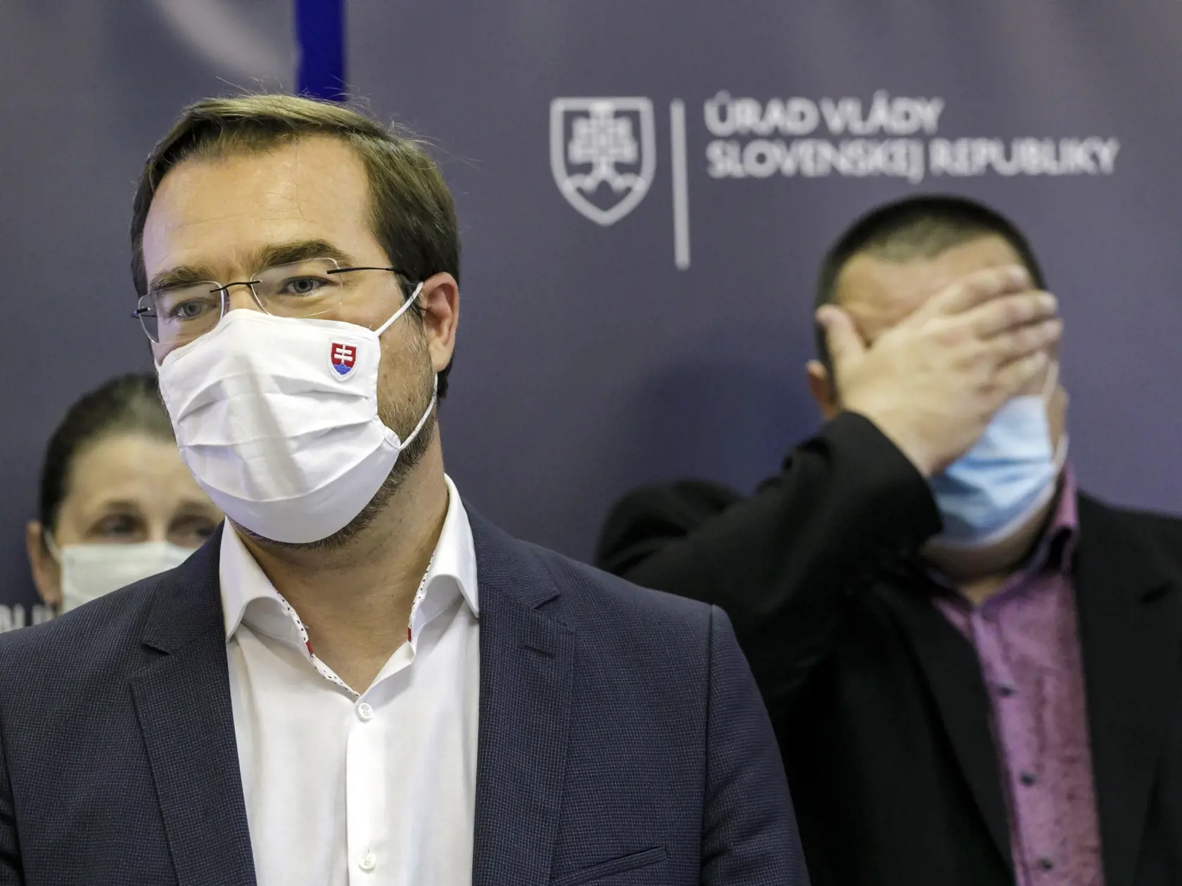 Na snímke zľava minister zdravotníctva SR Marek Krajčí a hlavný hygienik SR Ján Mikas počas tlačovej konferencie po zasadnutí Konzília epidemiológov na Úrade vlády v Bratislave 13. augusta 2020. FOTO TASR - Dano Veselský