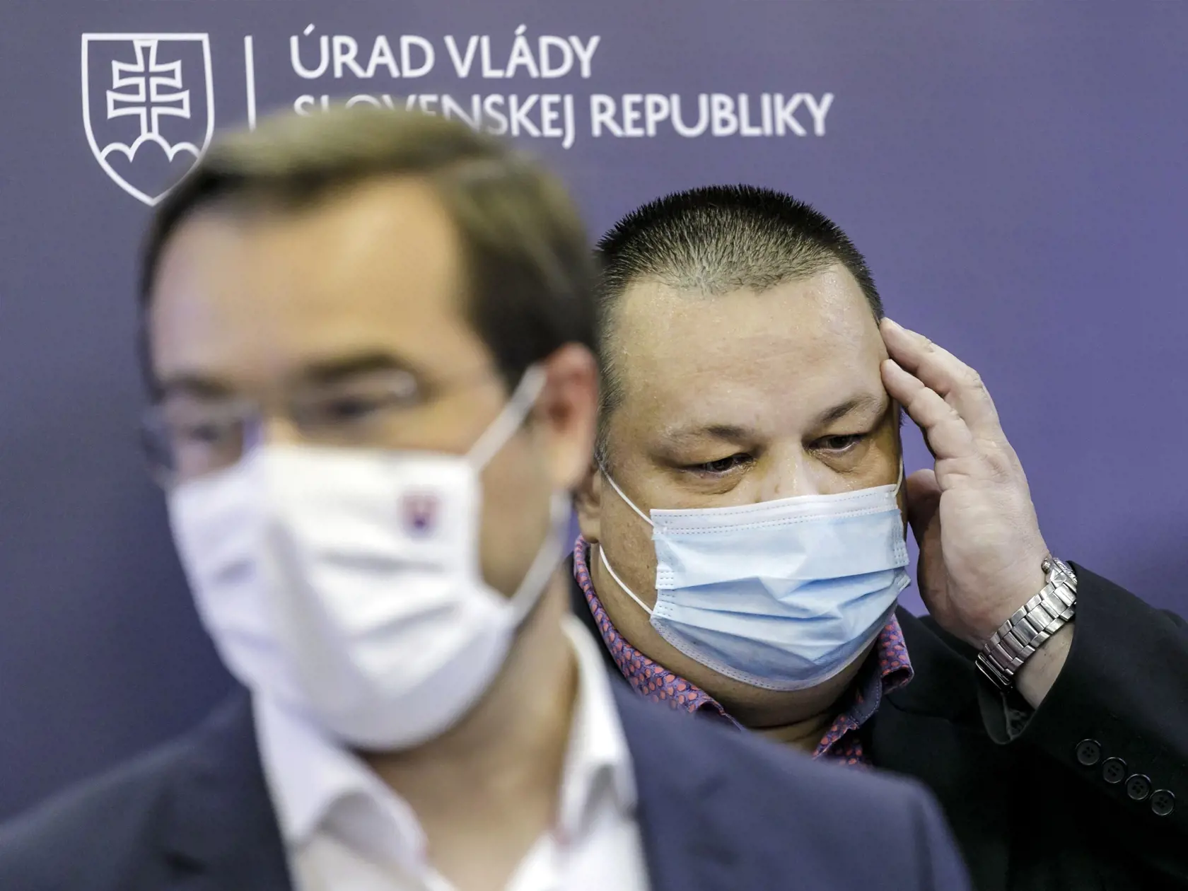 Na snímke zľava minister zdravotníctva SR Marek Krajčí a hlavný hygienik SR Ján Mikas počas tlačovej konferencie po zasadnutí Konzília epidemiológov na Úrade vlády v Bratislave 13. augusta 2020. FOTO TASR - Dano Veselský