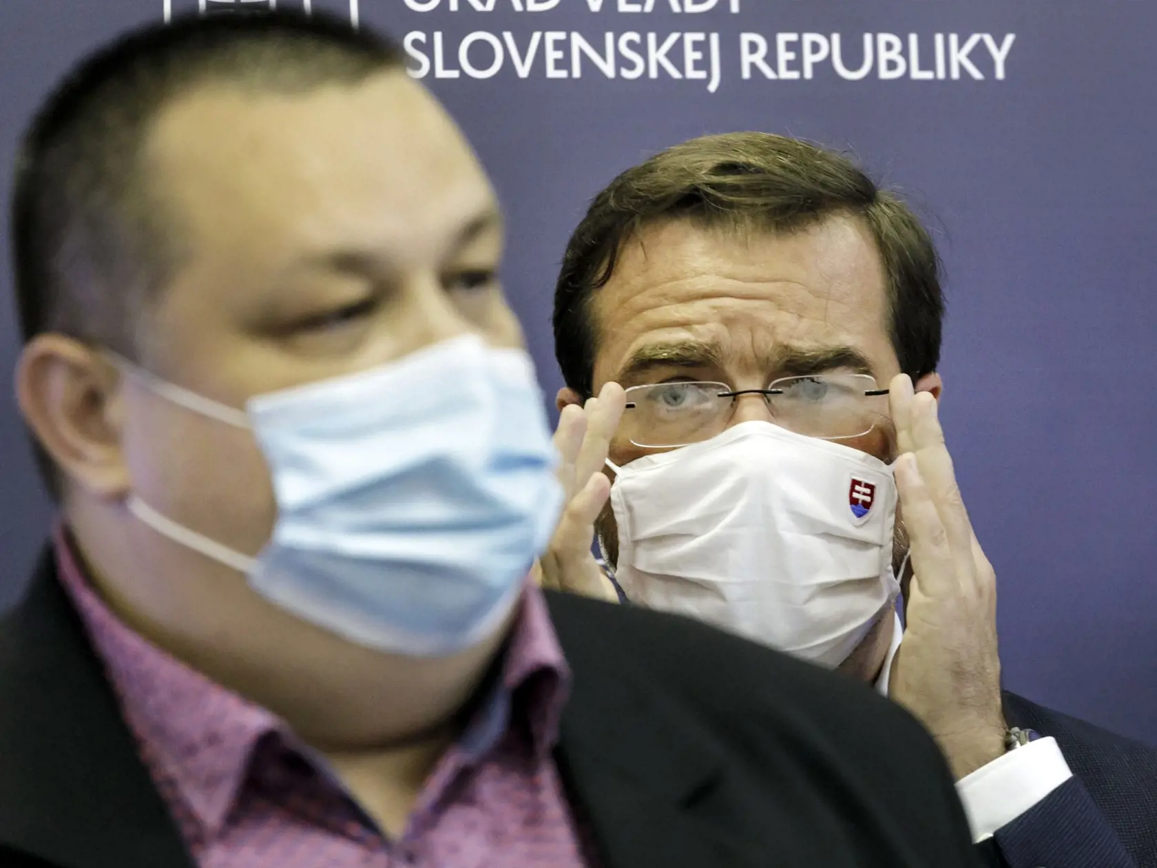 Na snímke zľava minister zdravotníctva SR Marek Krajčí a hlavný hygienik SR Ján Mikas počas tlačovej konferencie po zasadnutí Konzília epidemiológov na Úrade vlády v Bratislave 13. augusta 2020. FOTO TASR - Dano Veselský