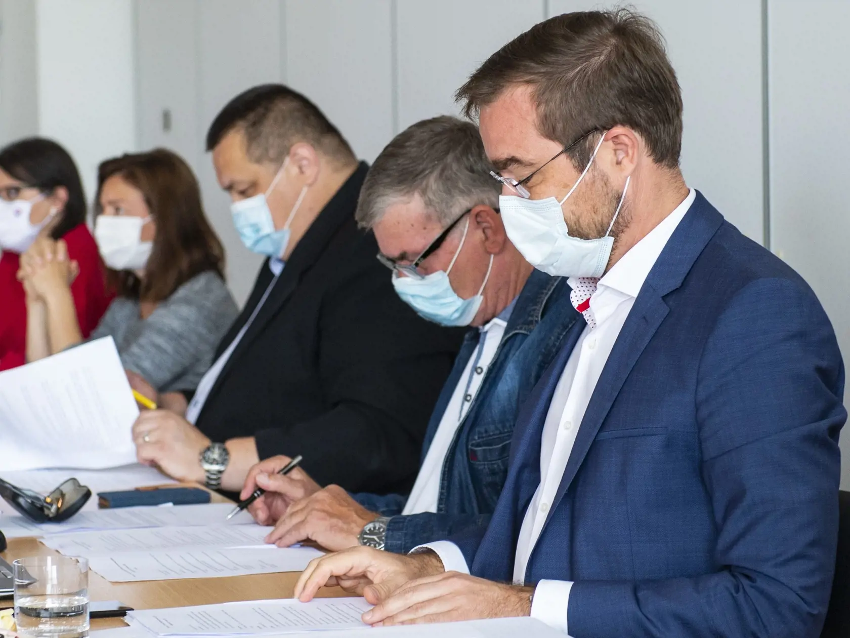 Na snímke sprava minister zdravotníctva SR Marek Krajčí, tajomník Pandemickej komisie vlády SR Anton Tencer a hlavný hygienik SR Ján Mikas počas zasadnutia Pandemickej komisie vlády SR v Bratislave 4. septembra 2020. FOTO TASR - Jakub Kotian